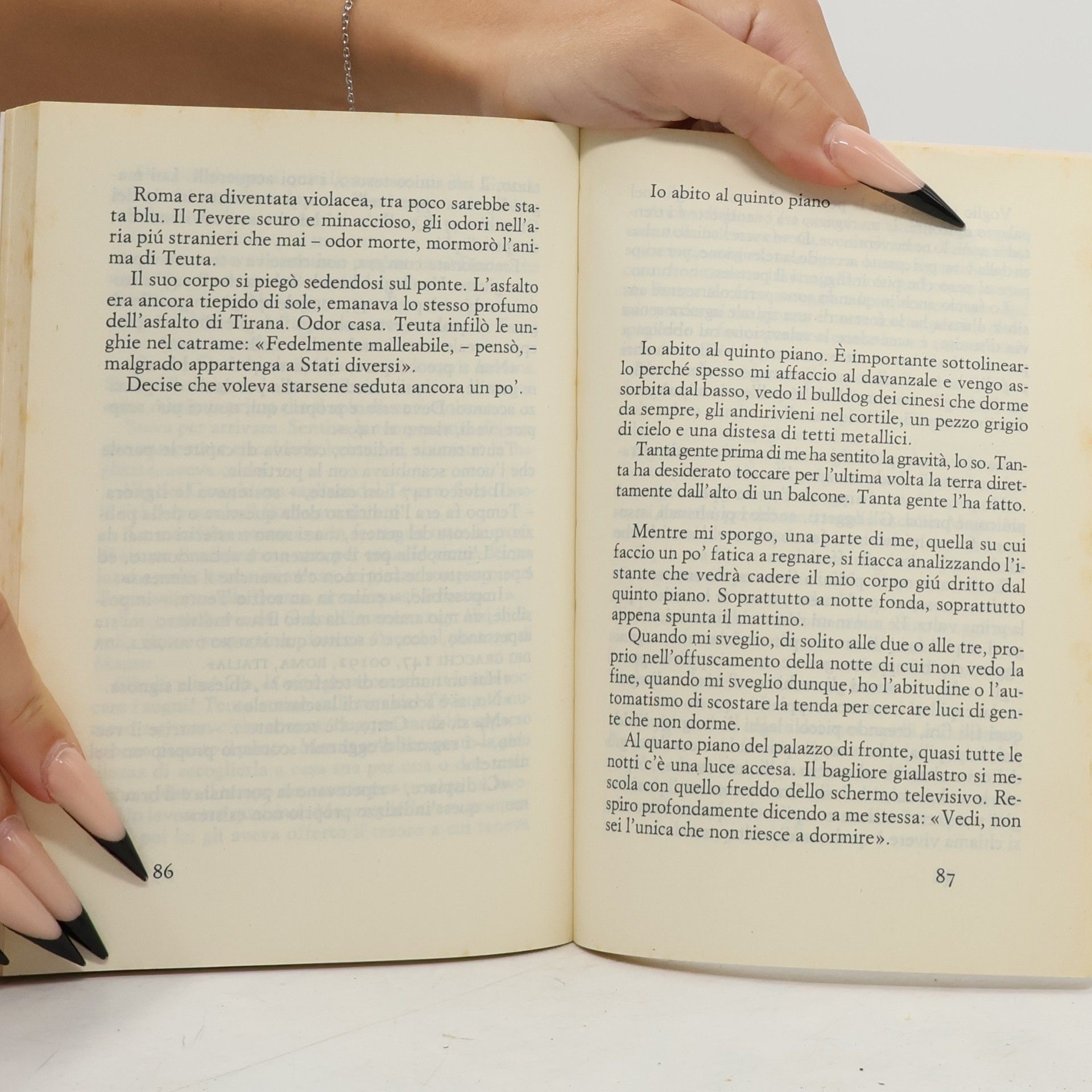 Ornela Vorpsi L' Arcipelago Einaudi - 163: Bevete cacao Van Houten!