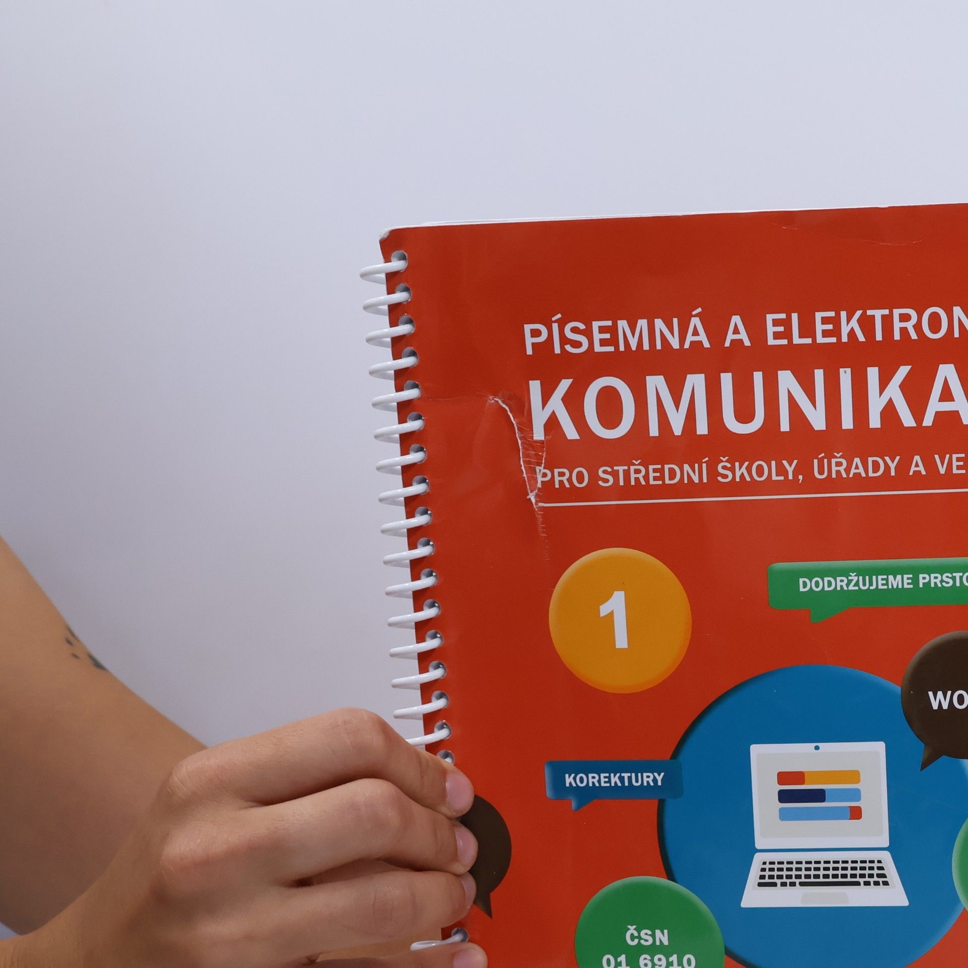 Irena Hochová Písemná a elektronická komunikace pro střední školy, úřady a veřejnost 1 : desetiprstová hmatová metoda