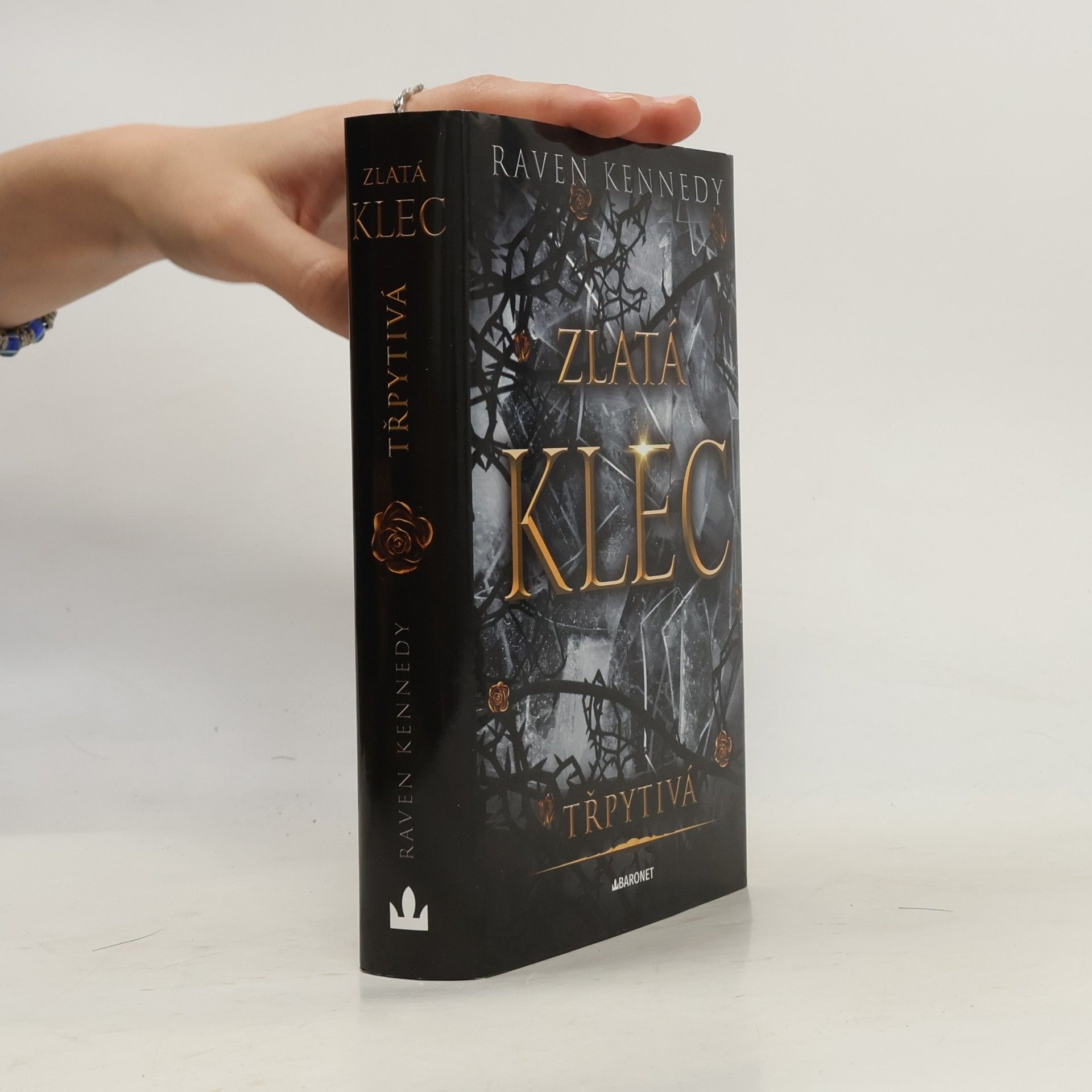 Raven Kennedy Zlatá klec. Třpytivá
