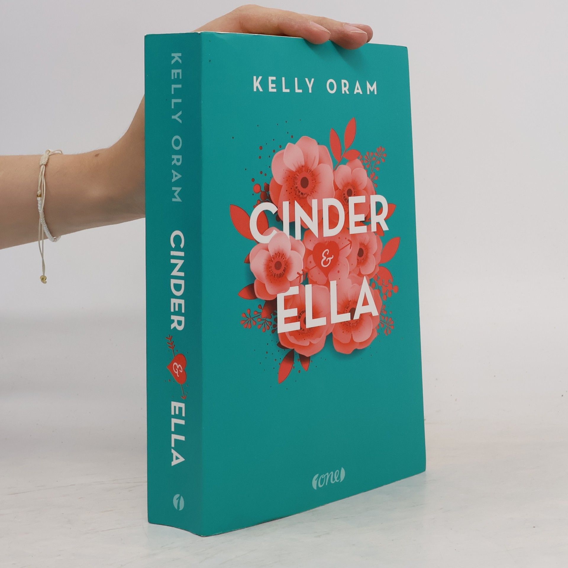 Kelly Oram Cinder & Ella 1