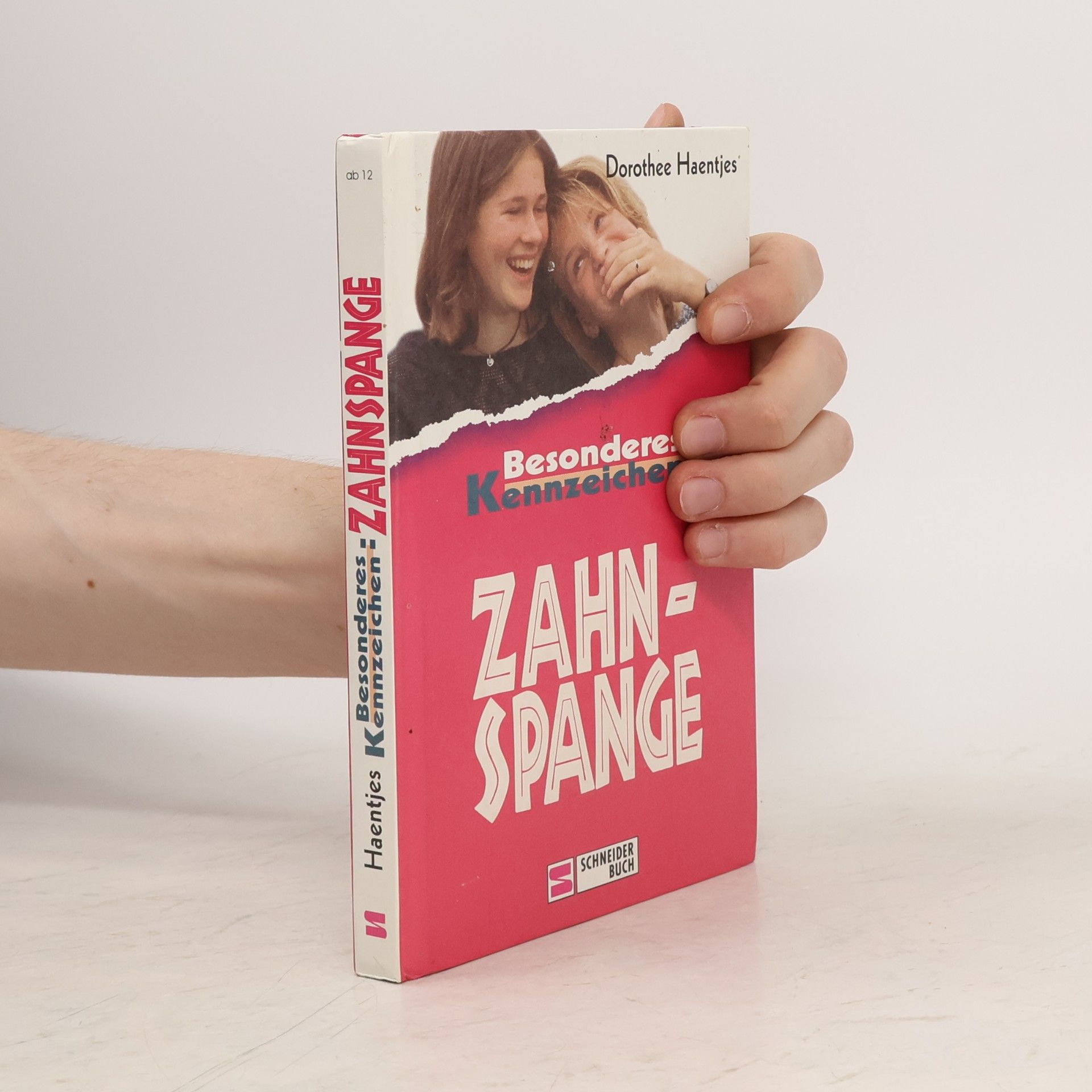 Besonderes Kennzeichen: Zahnspange