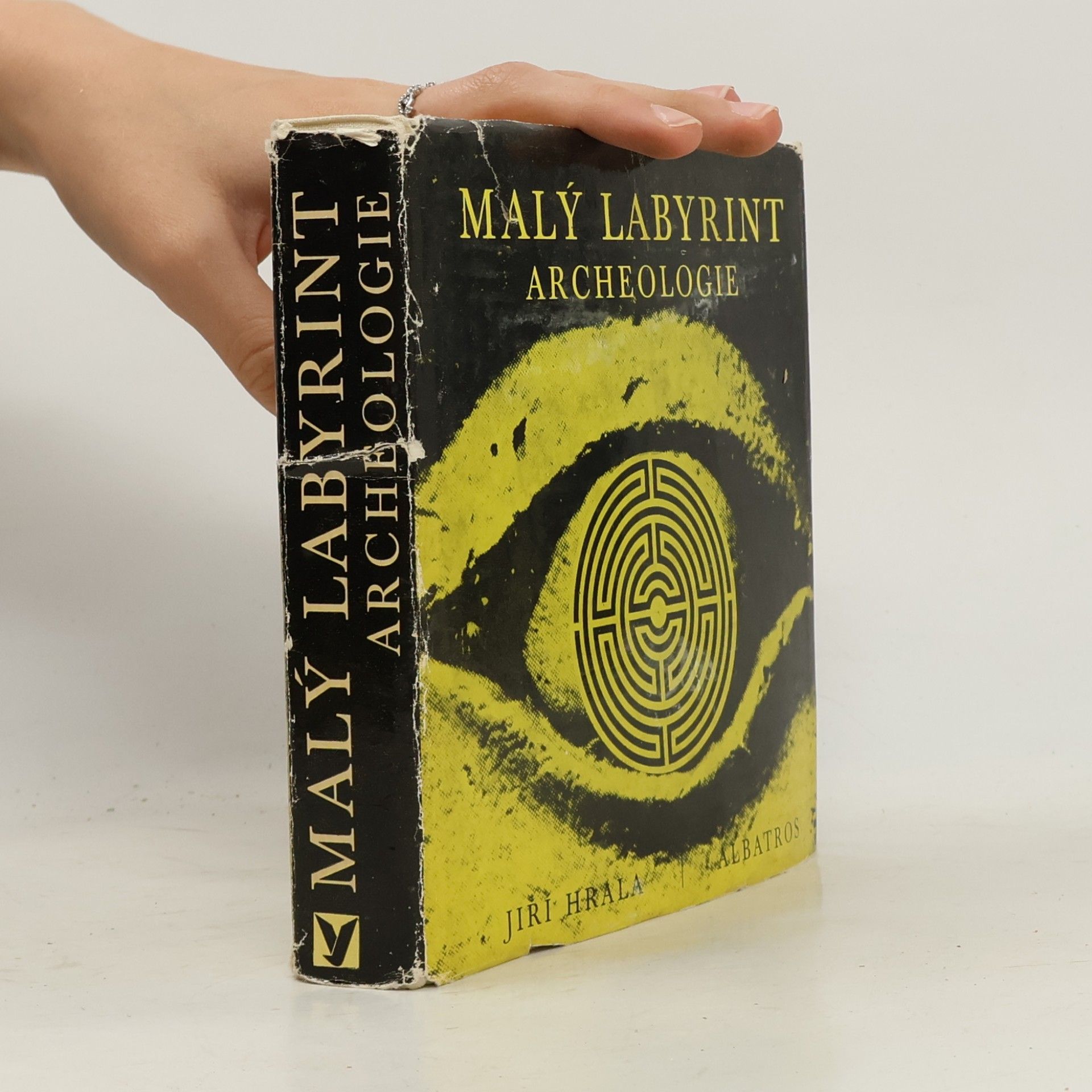 Jiří Hrala Malý labyrint archeologie
