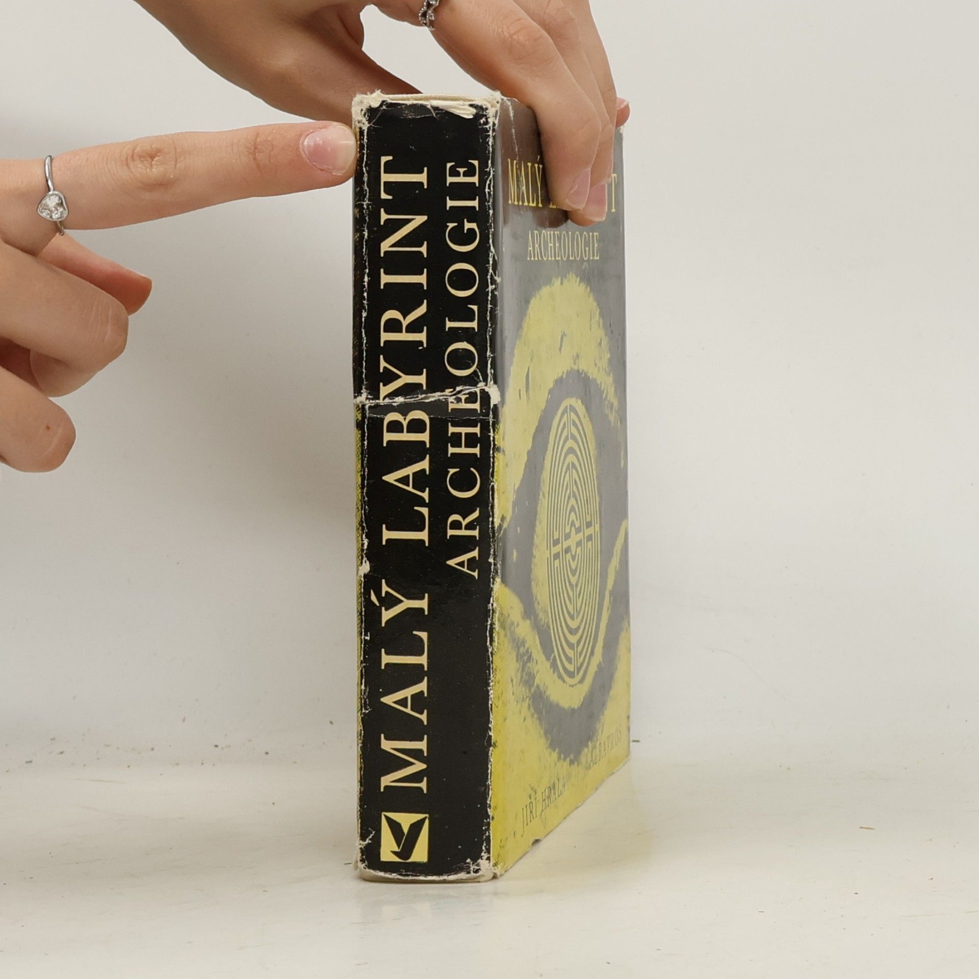 Jiří Hrala Malý labyrint archeologie