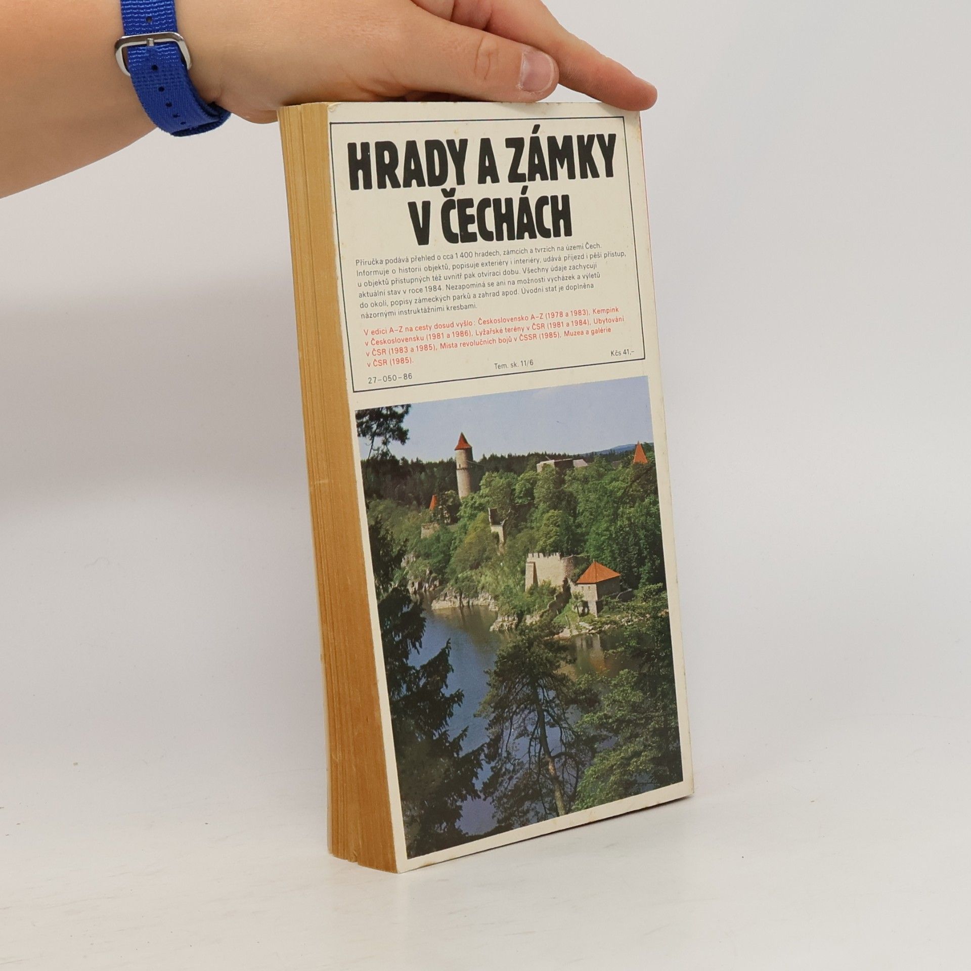Collectif d'auteurs Hrady a zámky v Čechách. A-Z na cesty