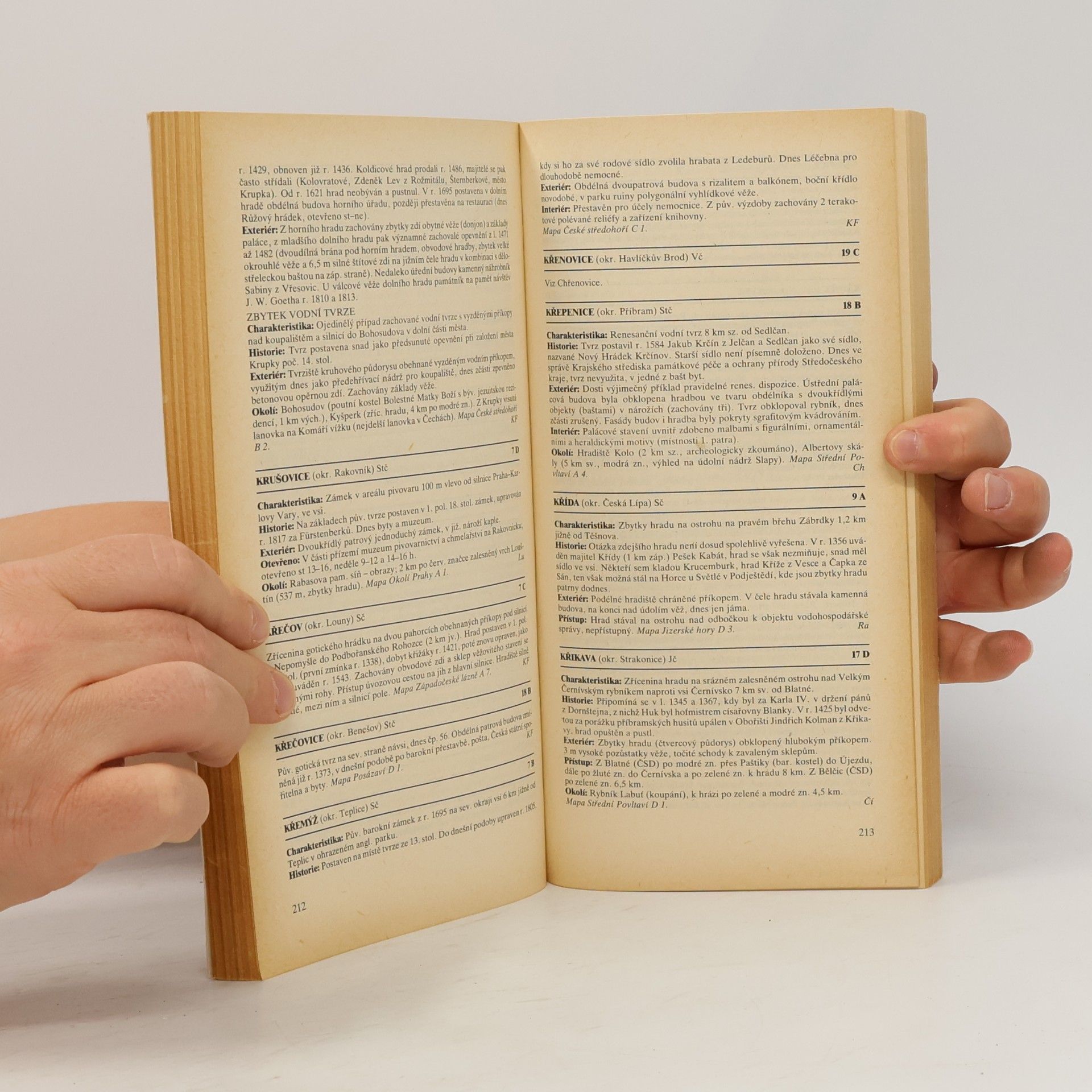 Collectif d'auteurs Hrady a zámky v Čechách. A-Z na cesty