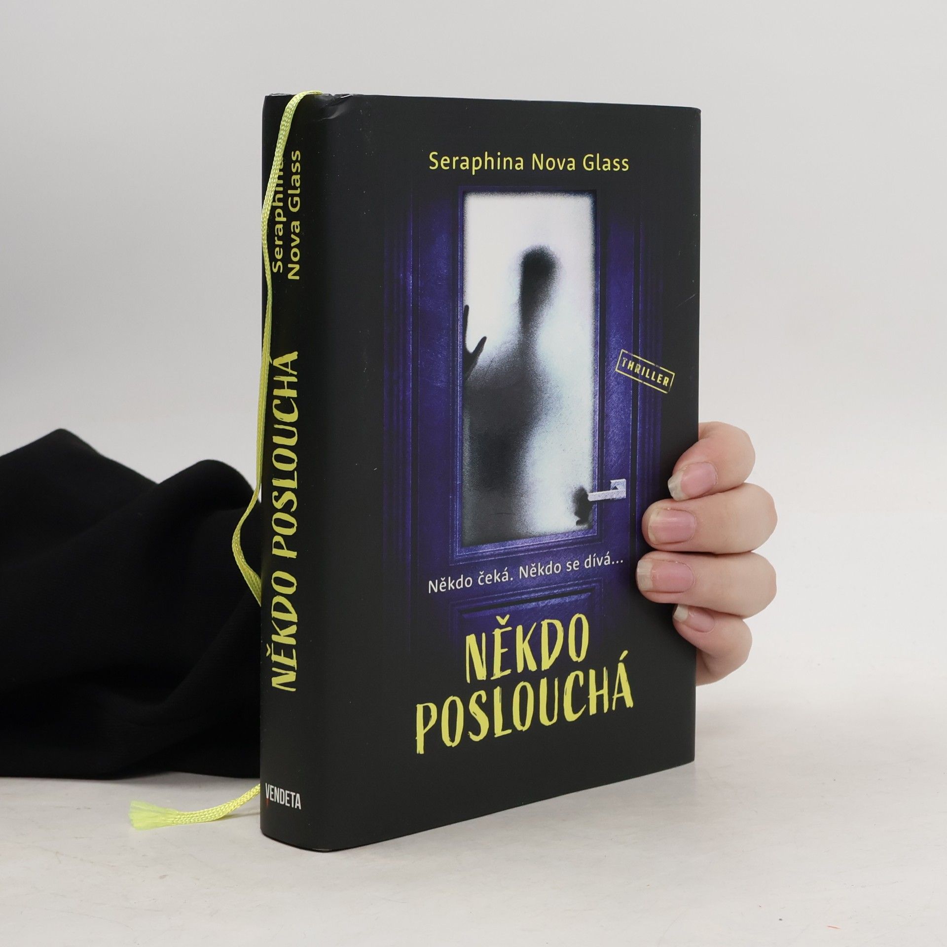 Seraphina Nova Glass Někdo poslouchá