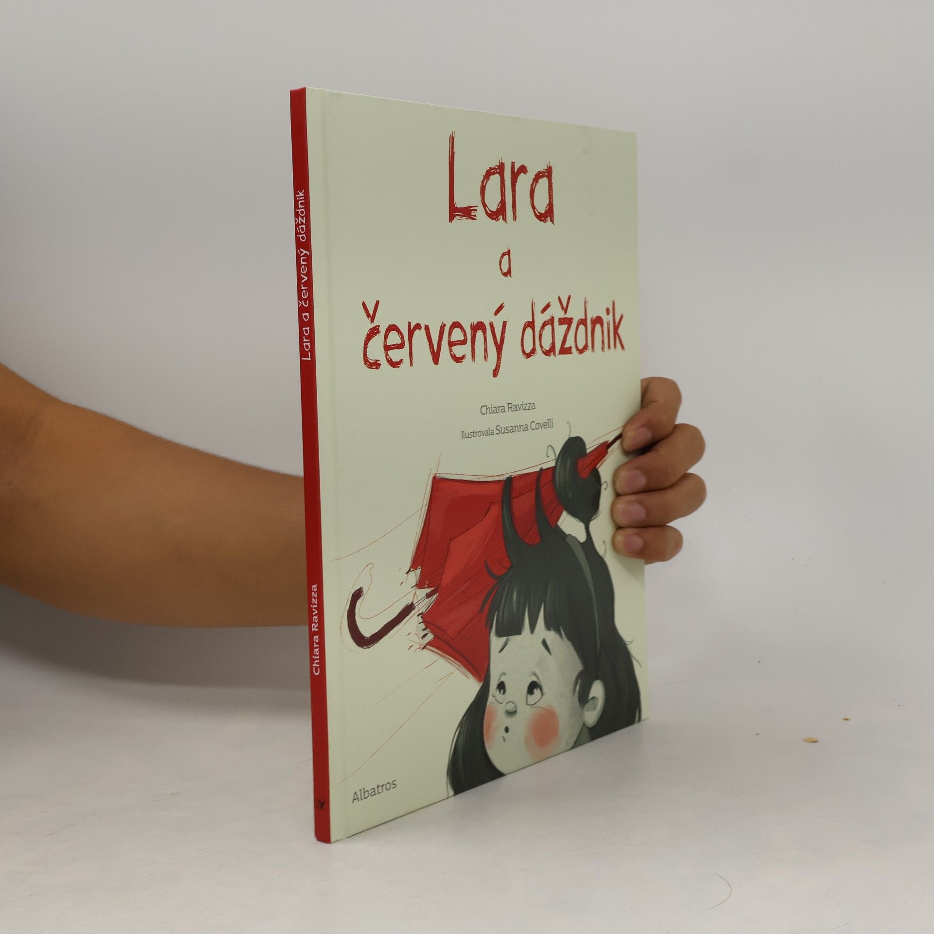 Chiara Ravizza Lara a červený dáždnik