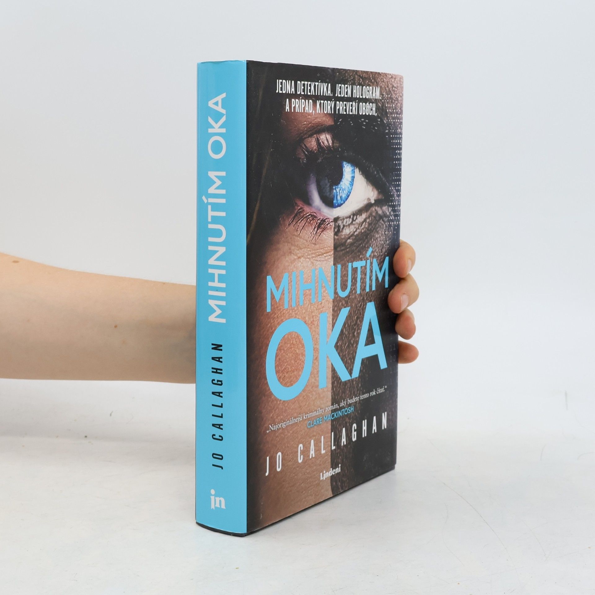 Jo Callaghan Mihnutím oka