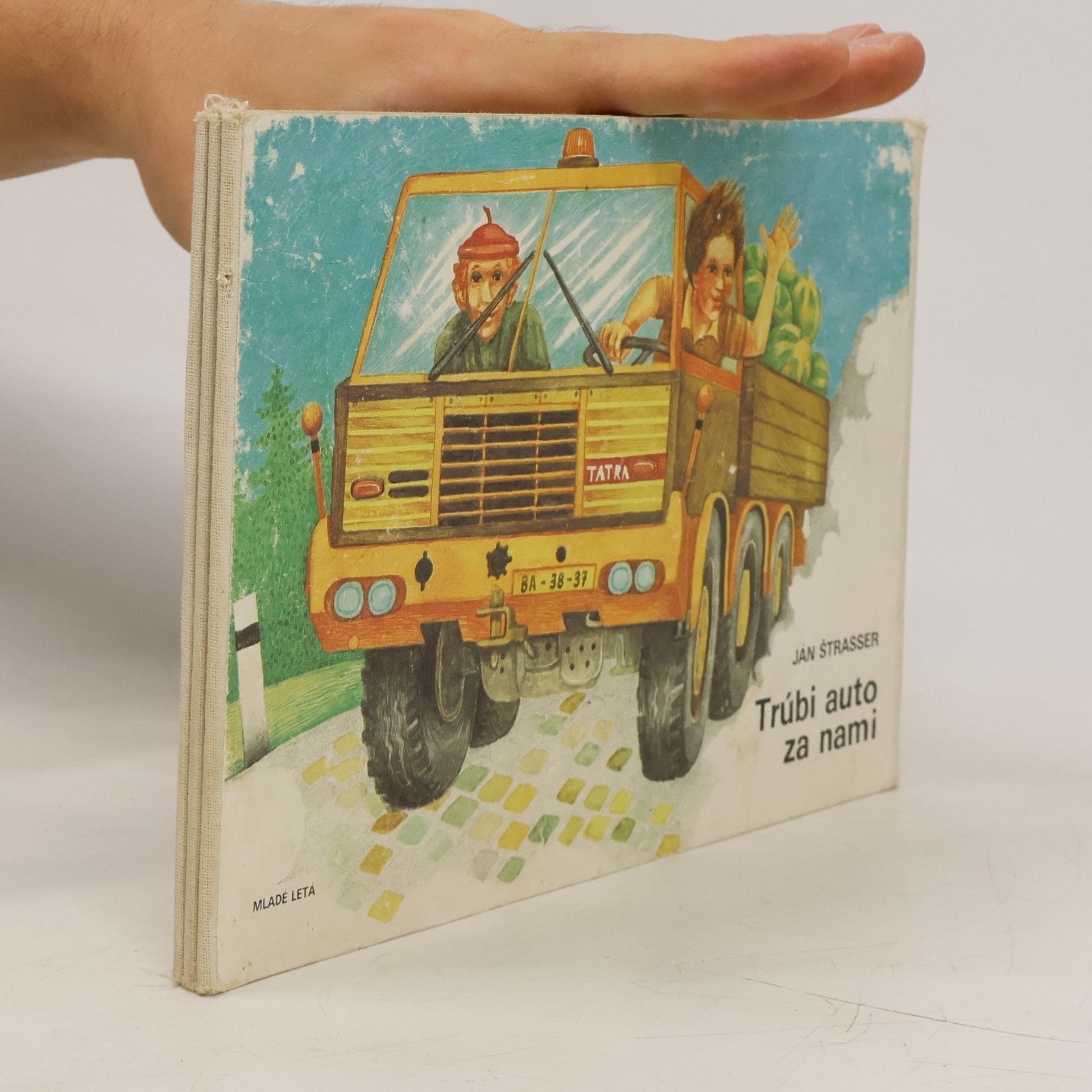 Ján Štrasser Trúbi auto za nami
