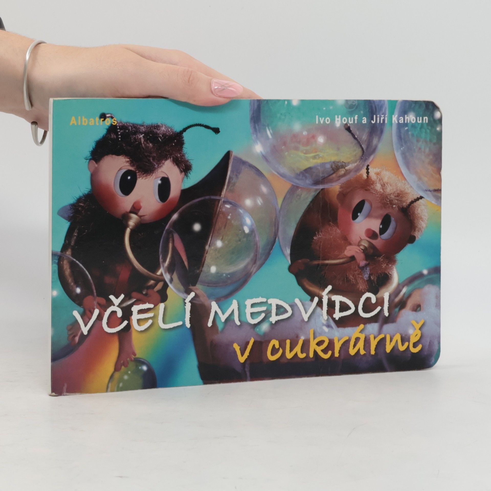 Radek Houf Včelí medvídci v cukrárně