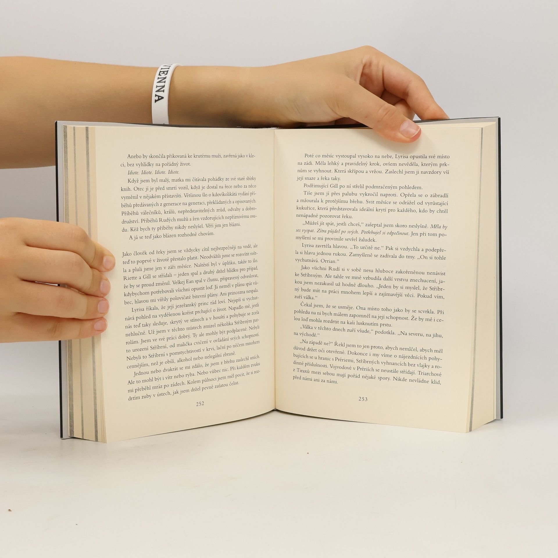 Victoria Aveyard Zapovězený trůn : sbírka povídek ze světa Rudé královny