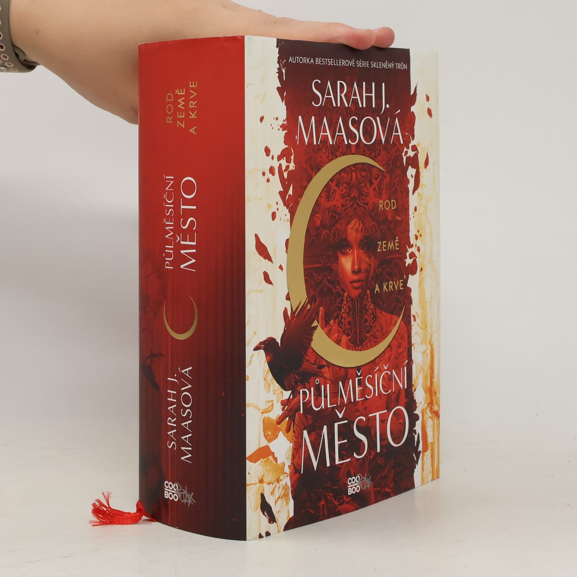 Sarah J. Maas Půlměsíční město. Rod země a krve