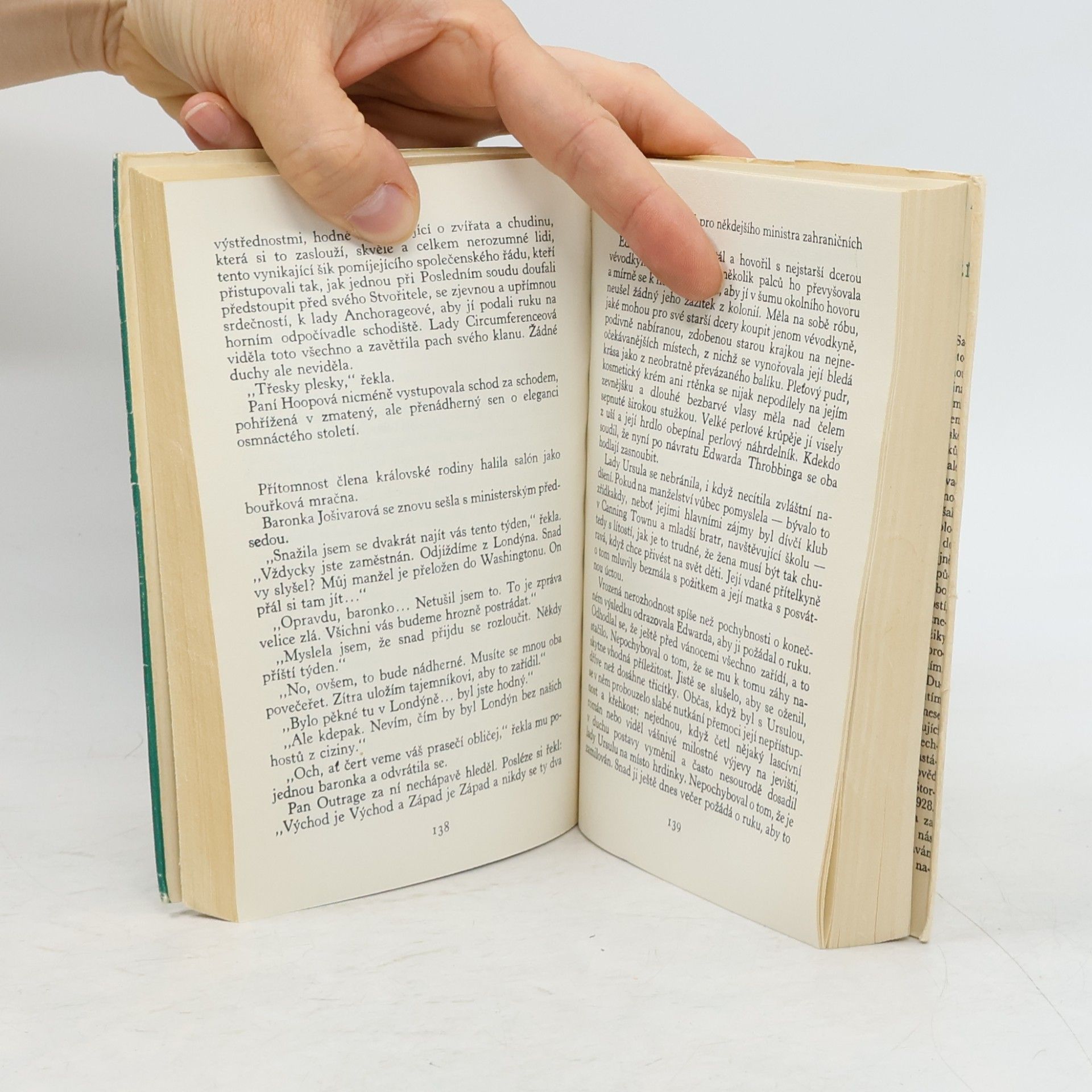 Evelyn Waugh Křehké nádoby. Drazí zesnulí