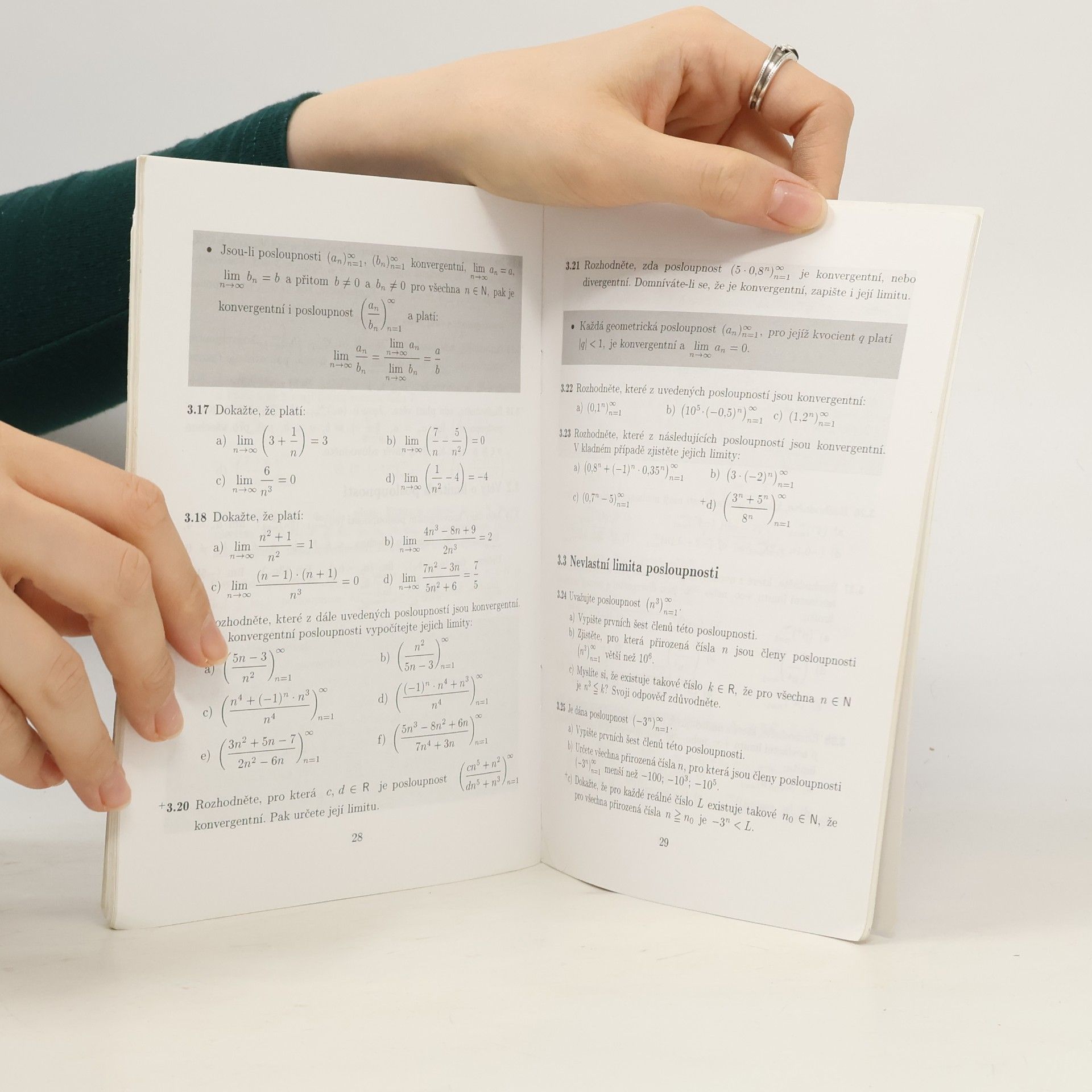 Oldřich Odvárko Sbírka úloh z matematiky pro gymnázia. Posloupnosti a řady