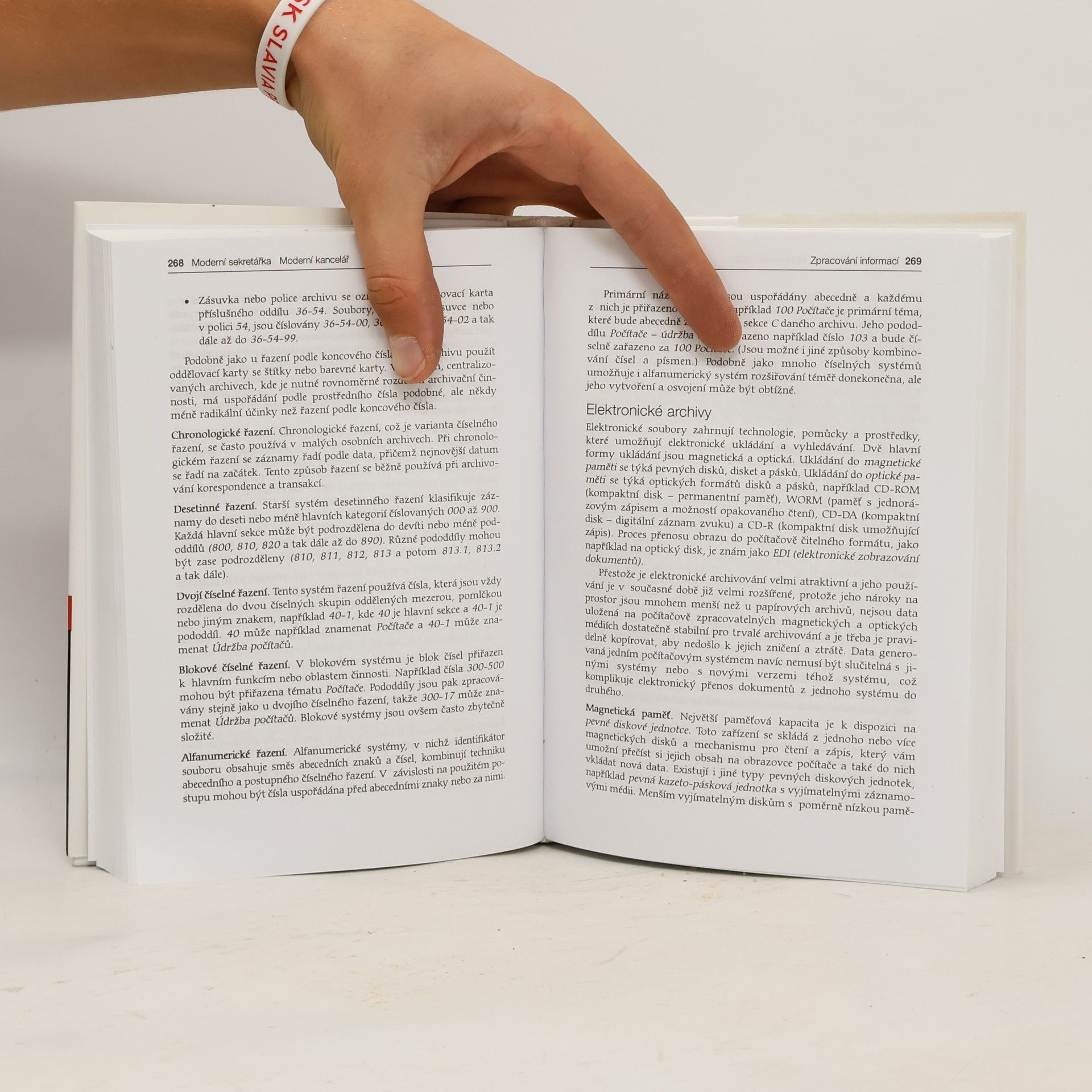Various authors Moderní sekretářka, moderní kancelář