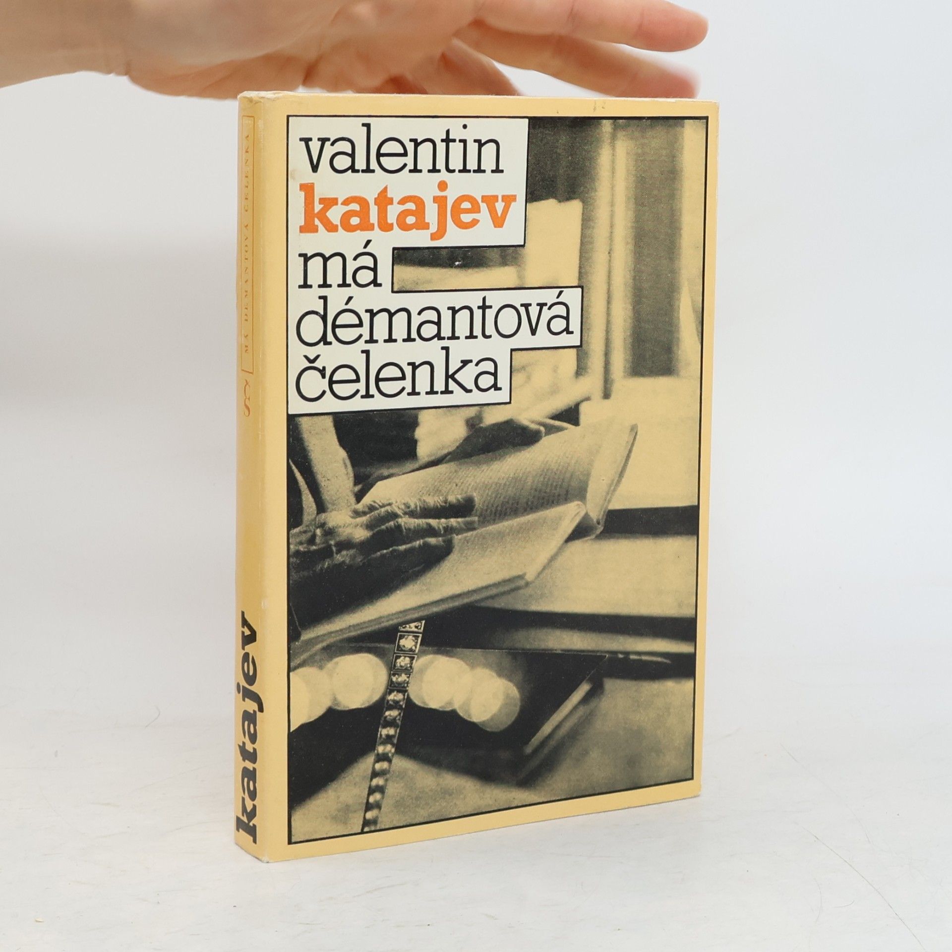 Valentin Petrovič Katajev Má démantová čelenka