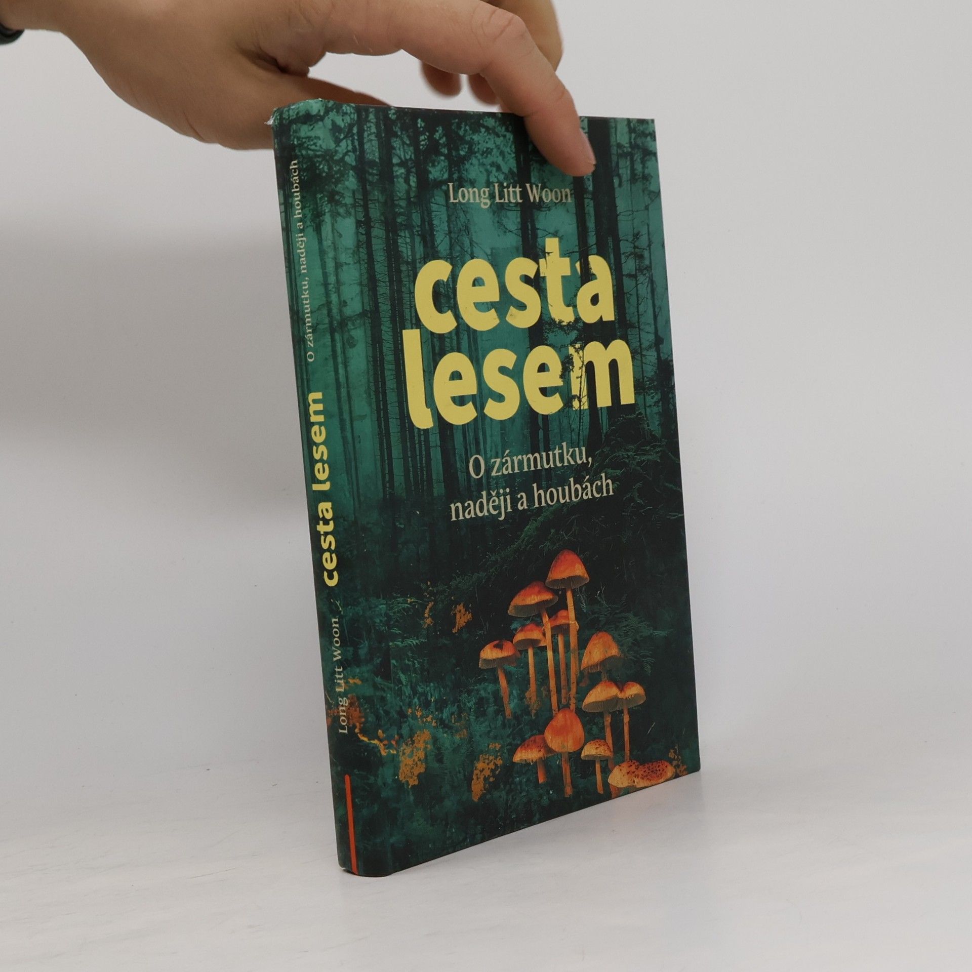 Litt Woon Long Cesta lesem. O zármutku, naději a houbách