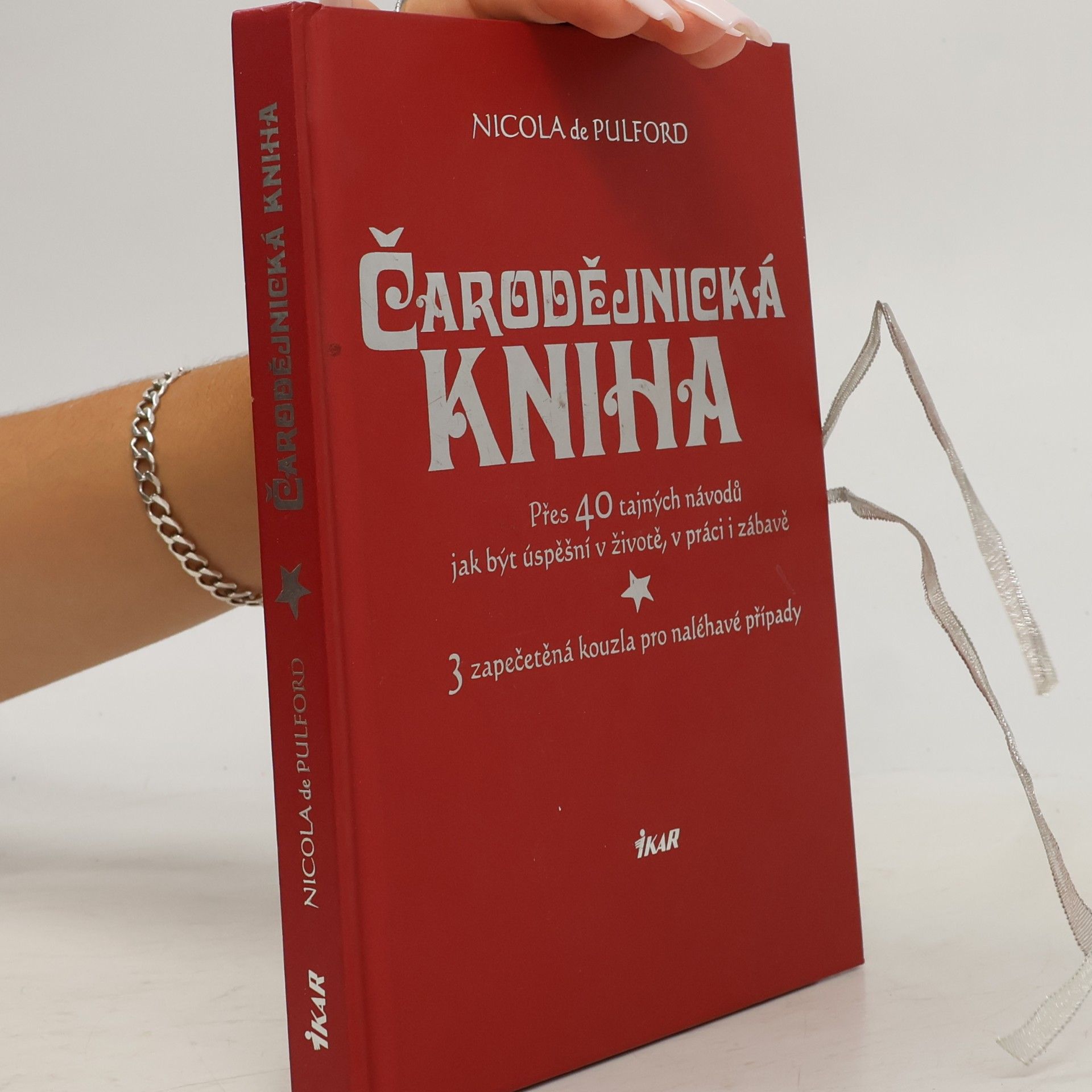 Nicola De Pulford Čarodějnická kniha. Přes 40 tajných návodů jak být úspěšní v životě, v práci i zábavě