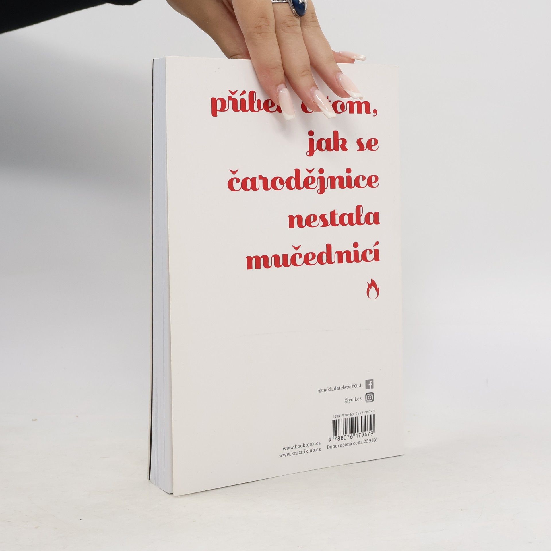 Amanda Lovelace O čarodějnici, která se nenechala upálit