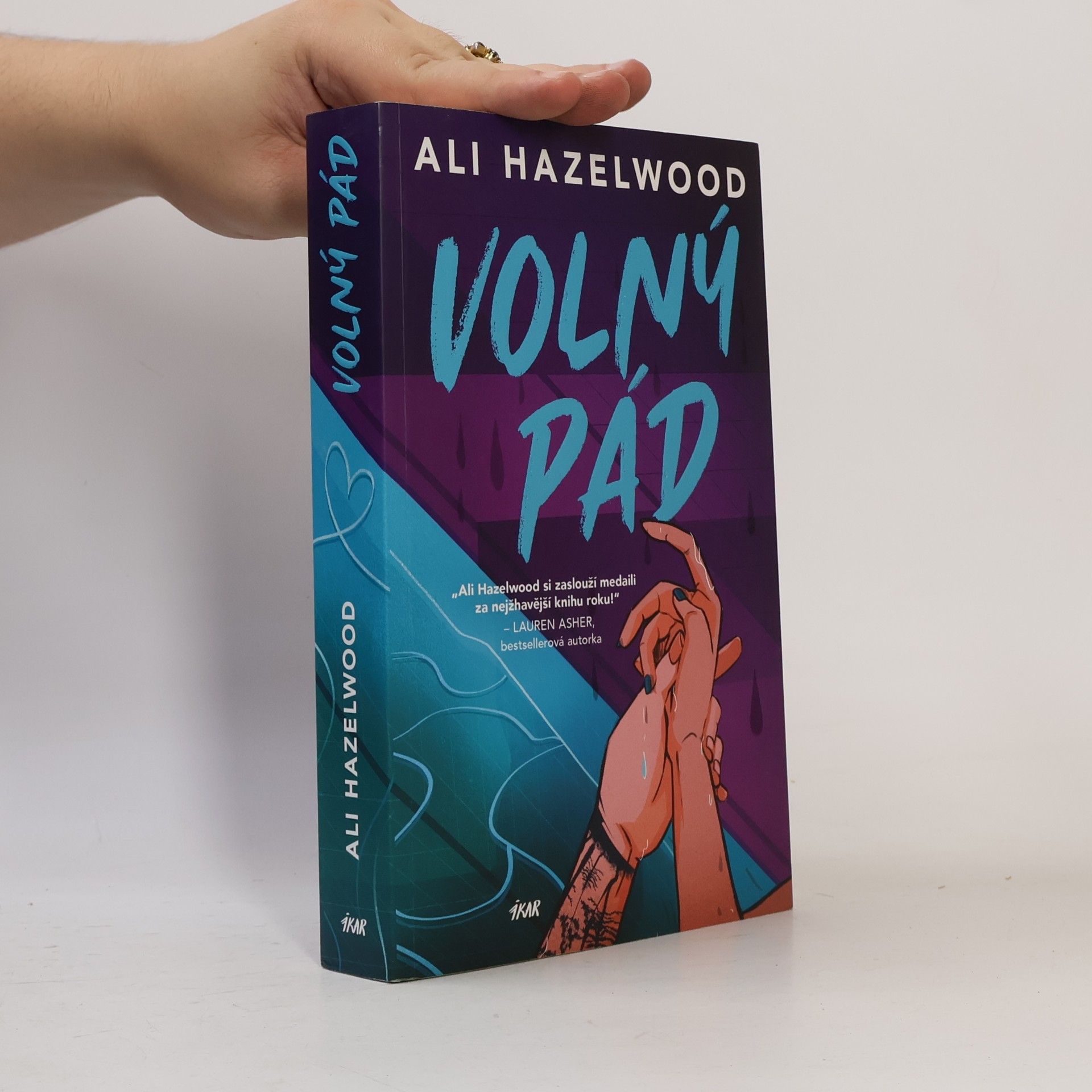 Ali Hazelwood Volný pád