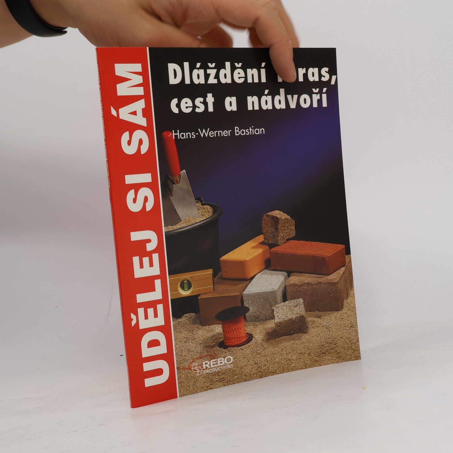 Dláždění teras, cest a nádvoří