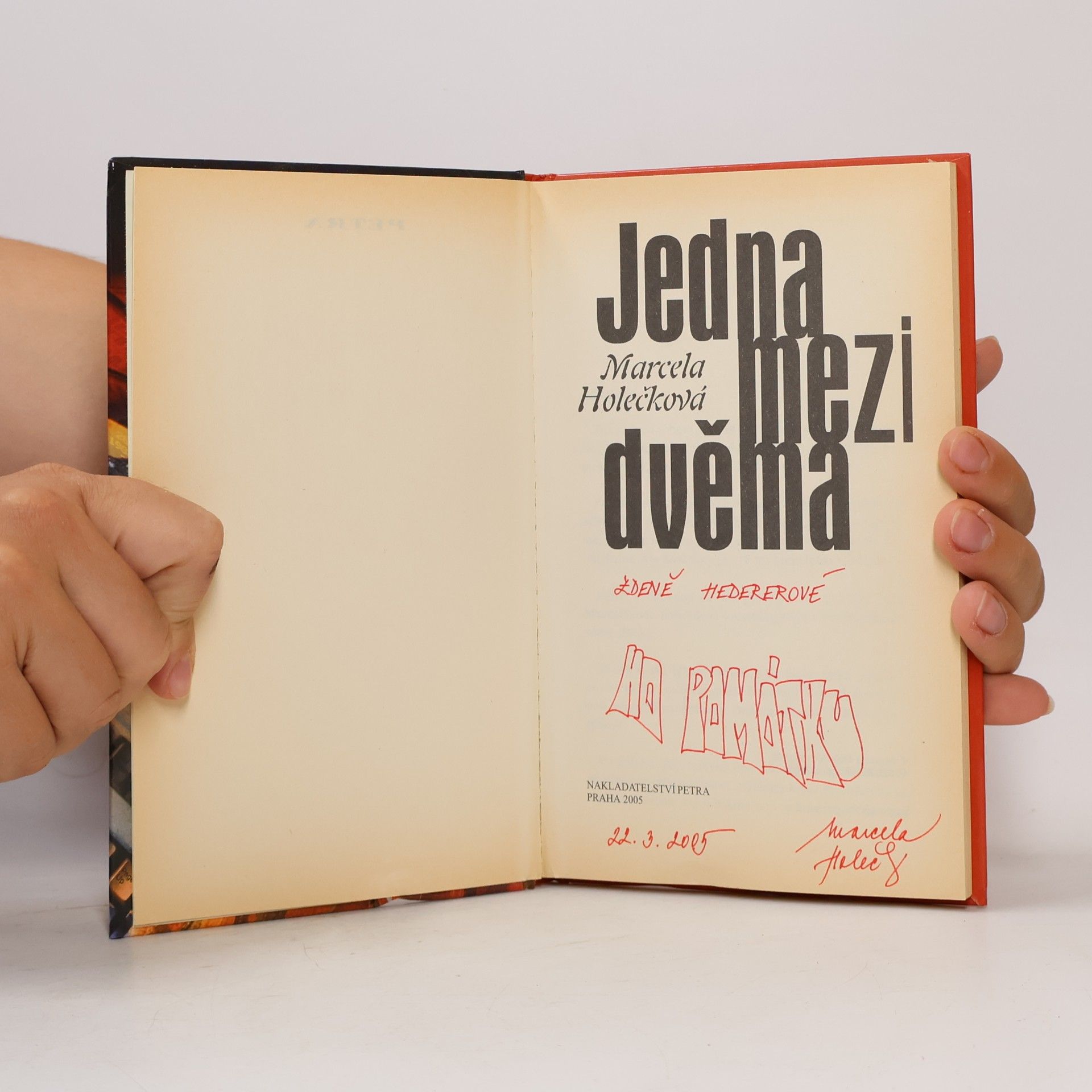 Marcela Holečková Jedna mezi dvěma