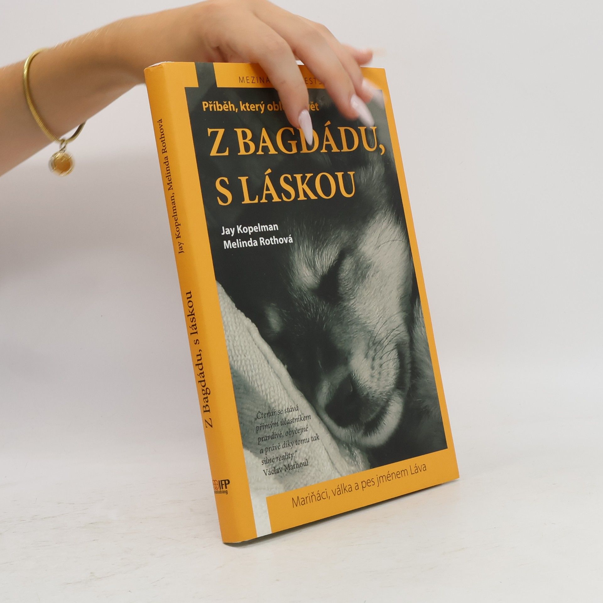 Melinda Roth Z Bagdádu, s láskou: Mariňáci, válka a pes jménem Láva