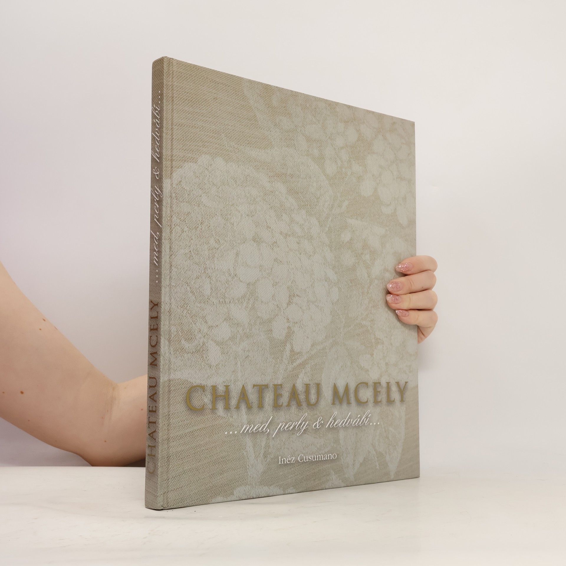 Inéz Cusumano Chateau Mcely : ...med, perly & hedvábí...