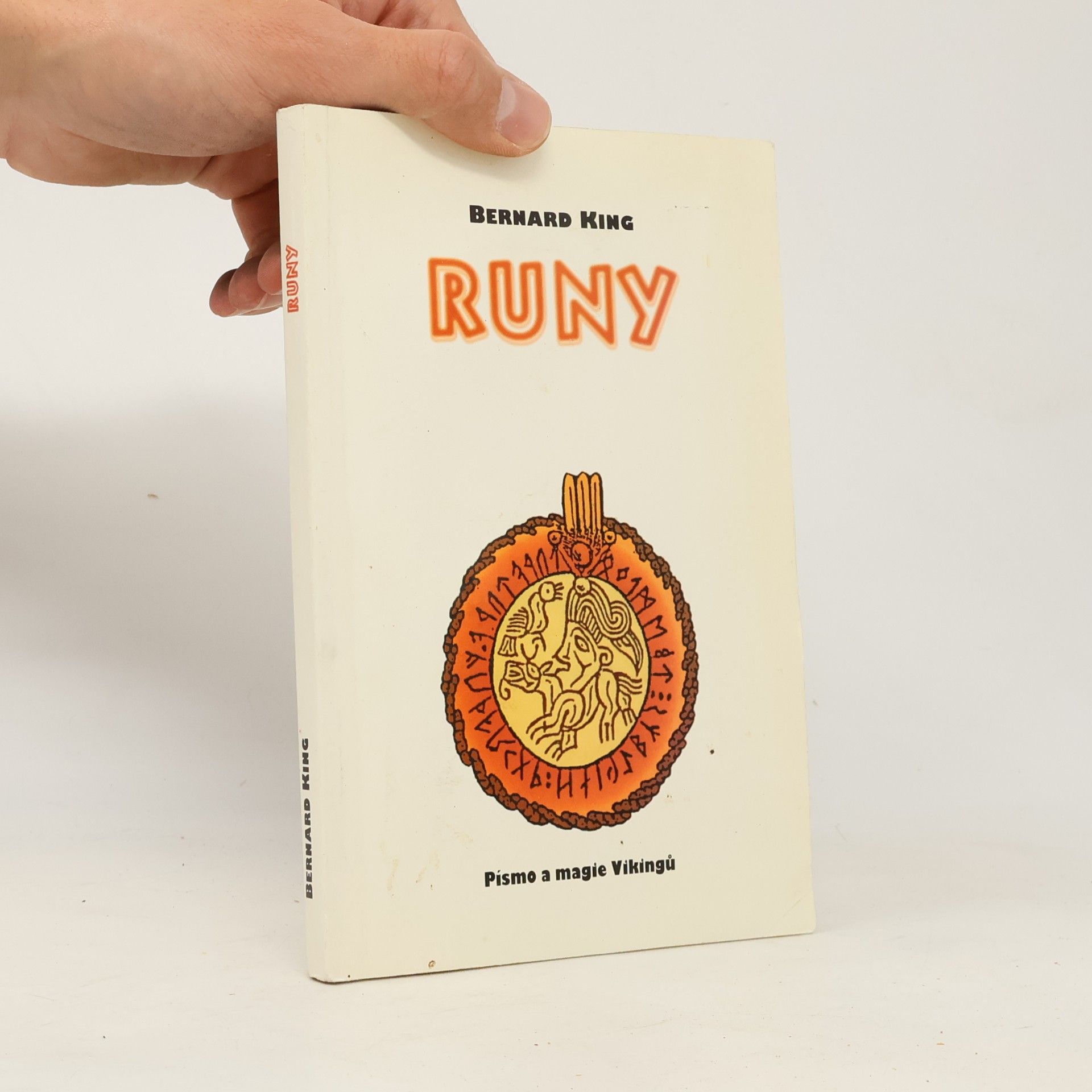 Bernard King Runy. Písmo a magie Vikingů