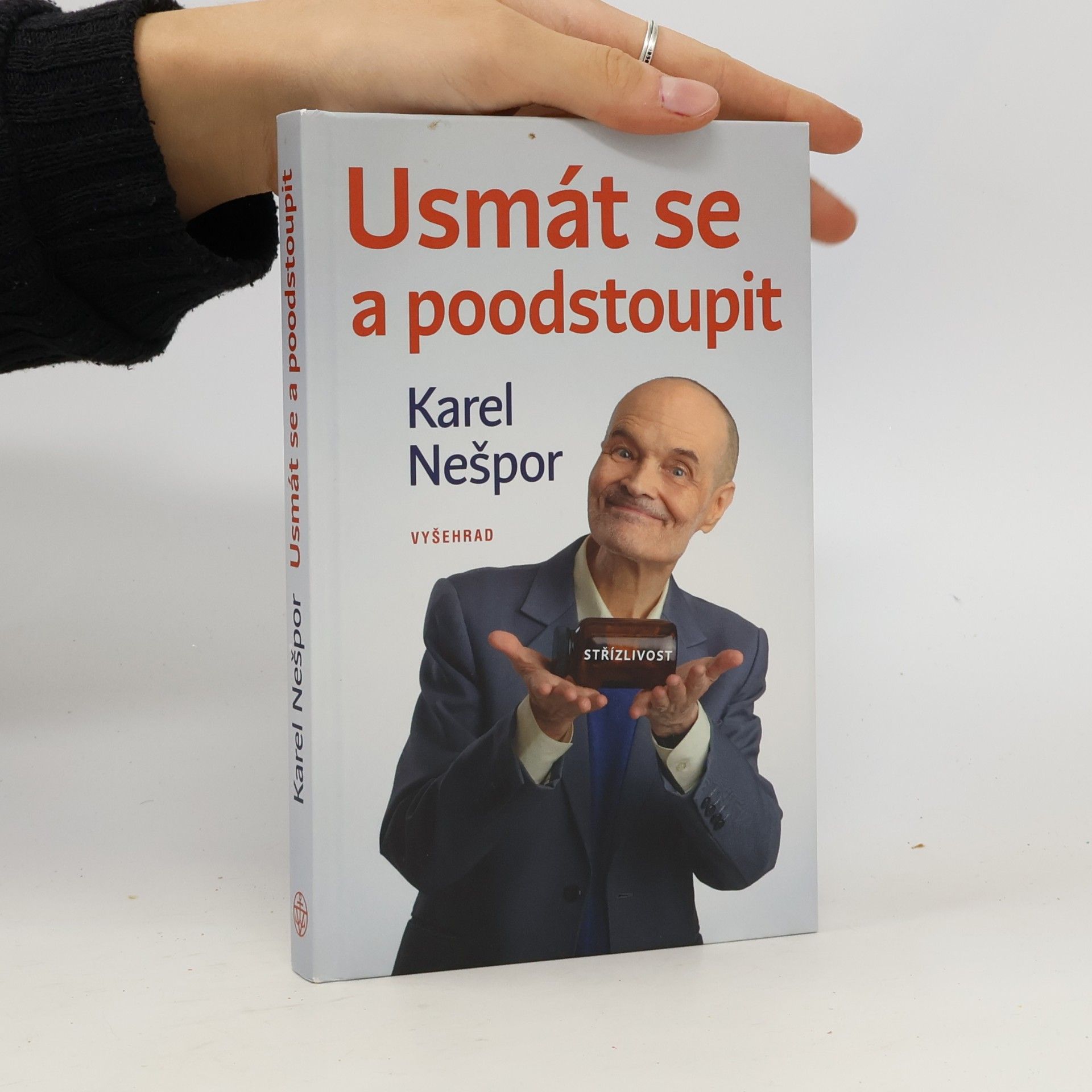 Usmát se a poodstoupit