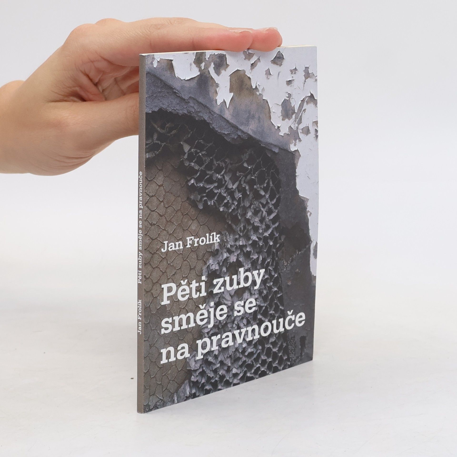 Pěti zuby směje se na pravnouče
