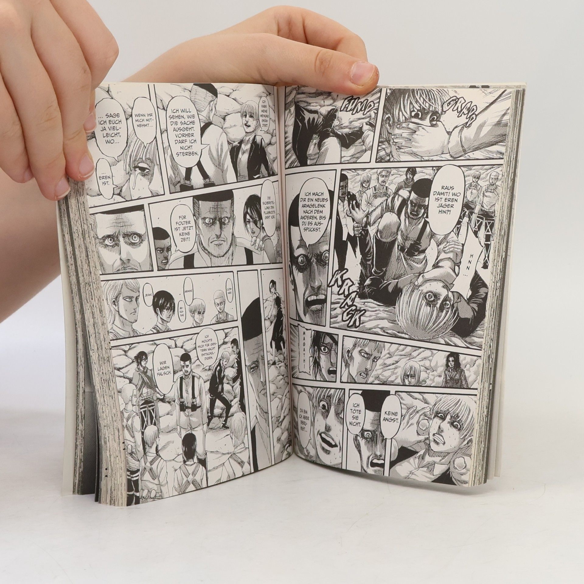 Hajime Isayama Attack on Titan 32