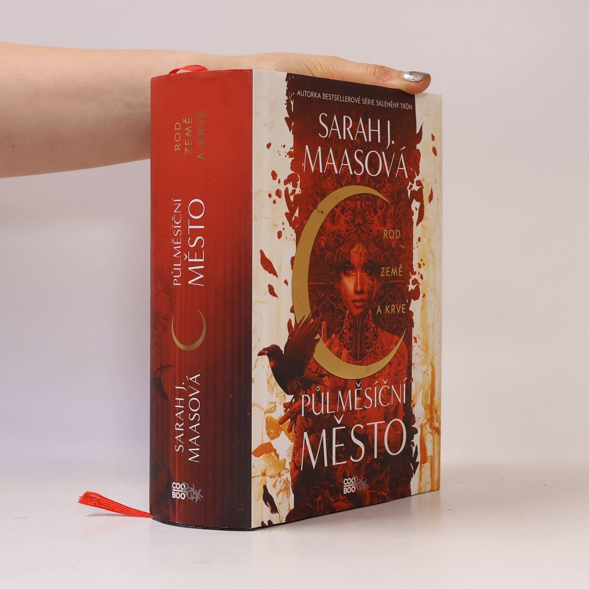 Sarah J. Maas Půlměsíční město. Rod země a krve