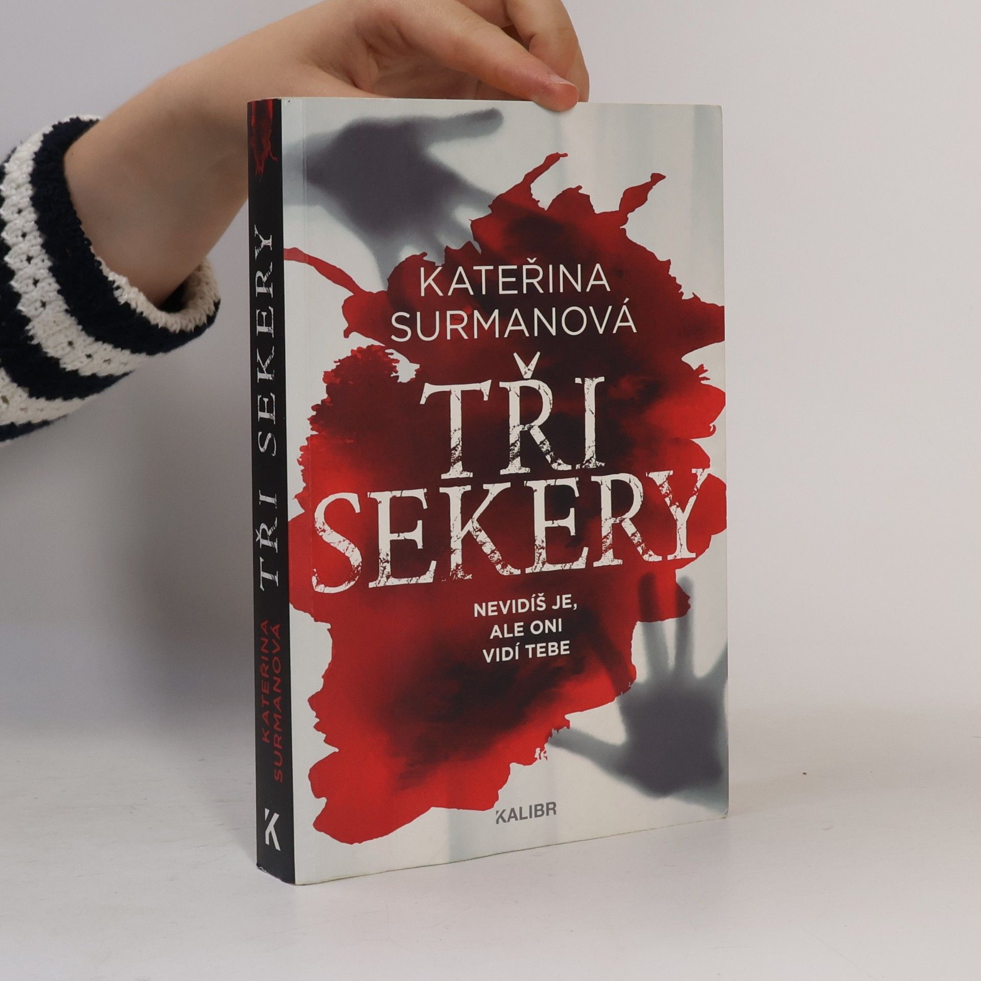 Kateřina Surmanová Tři Sekery. Nevidíš je, ale oni vidí tebe