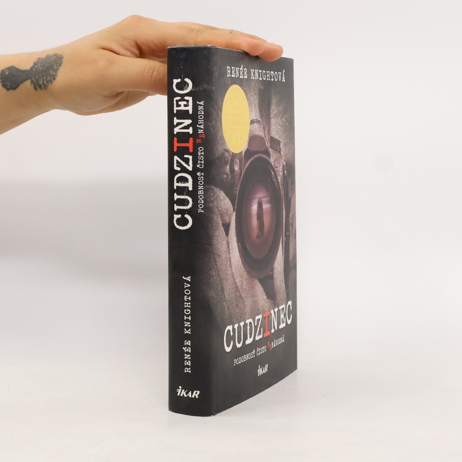 Rene e. Knight Cudzinec – Podobnosť čisto nenáhodná