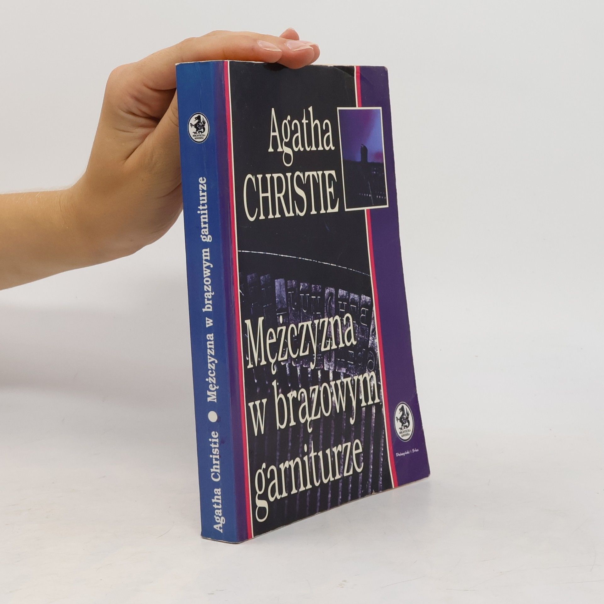 J. Sokoła Biblioteka Kryminału: Mężczyzna w brązowym garniturze