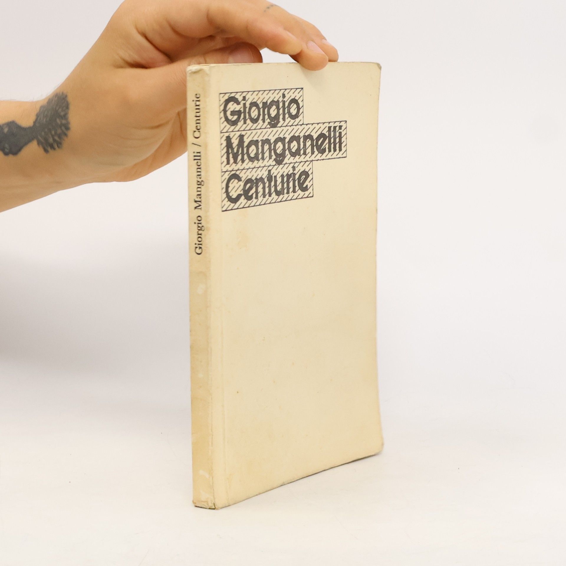 Giorgio Manganelli Centurie. Sto malých románových epopejí