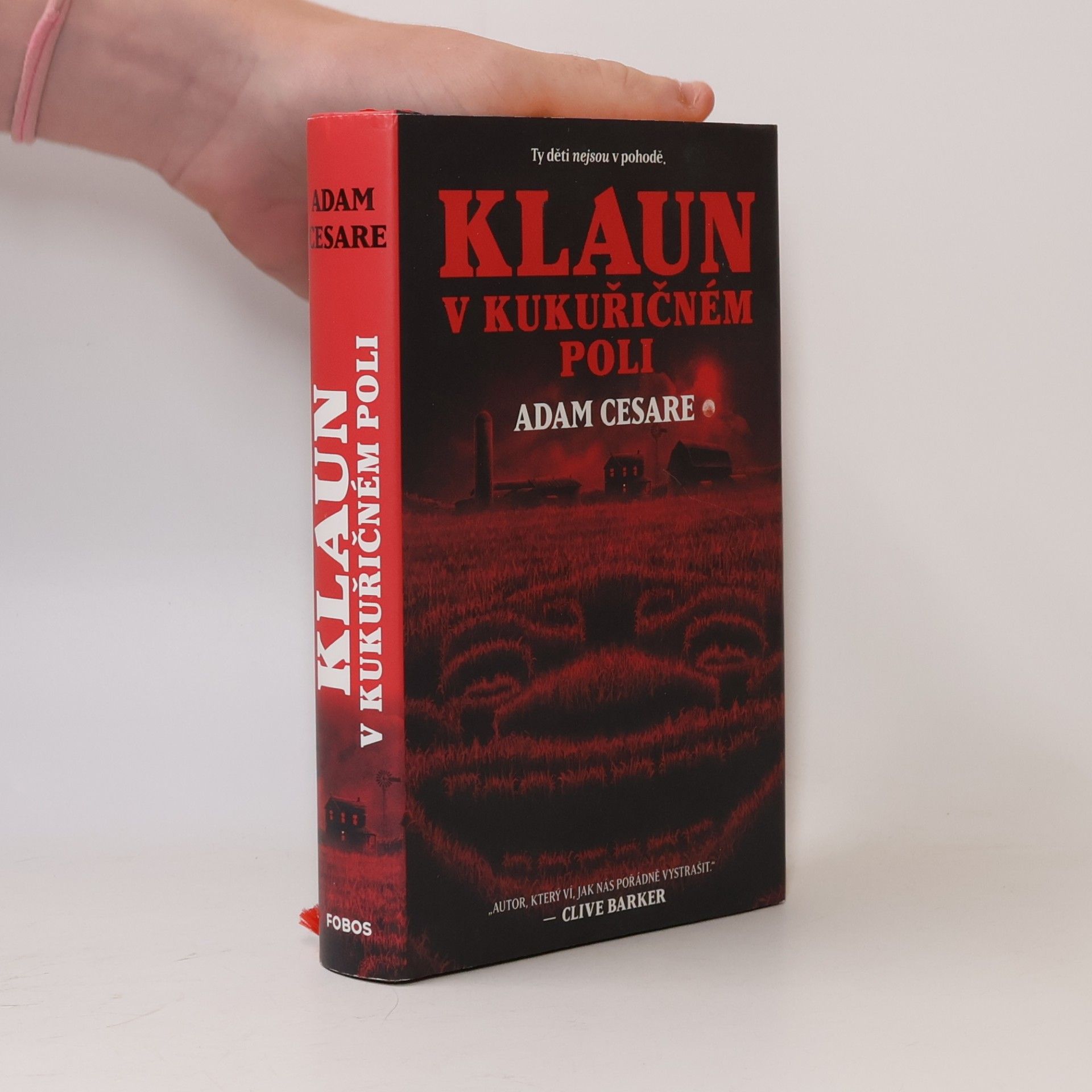 Adam Cesare Klaun v kukuřičném poli