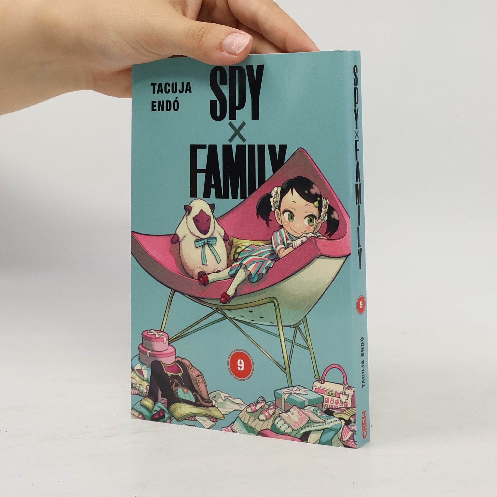 Tacuja Endó Spy x Family. 9