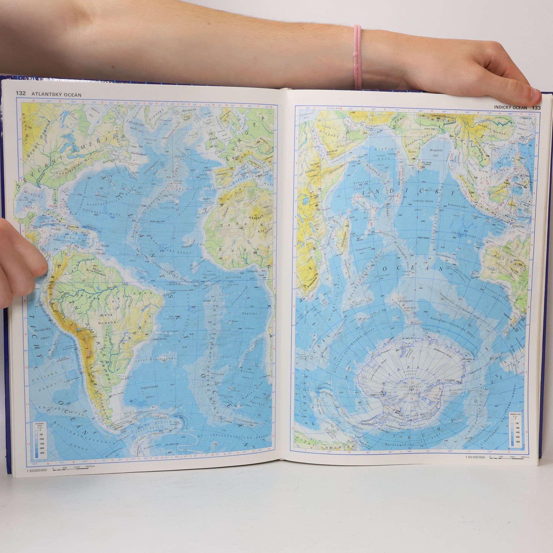 Autorenkollektiv Velký atlas světa