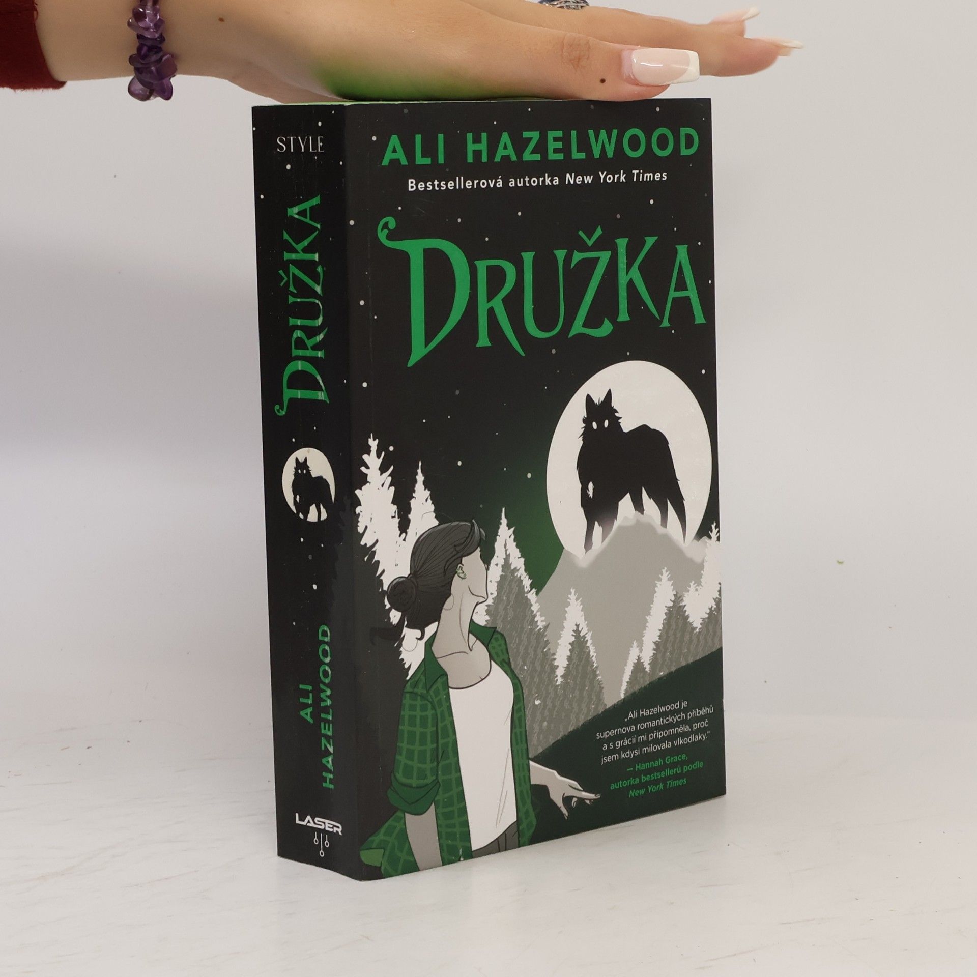 Ali Hazelwood Družka