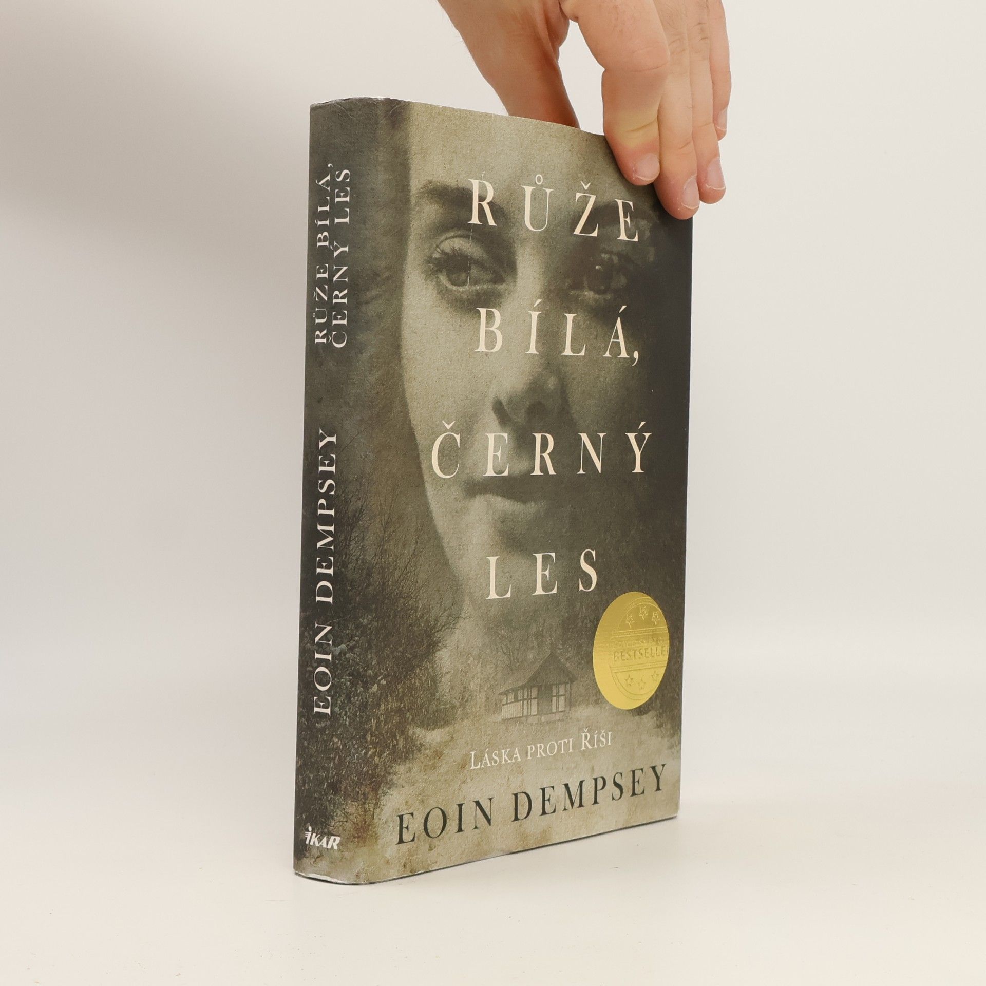 Eoin Dempsey Růže bílá, černý les