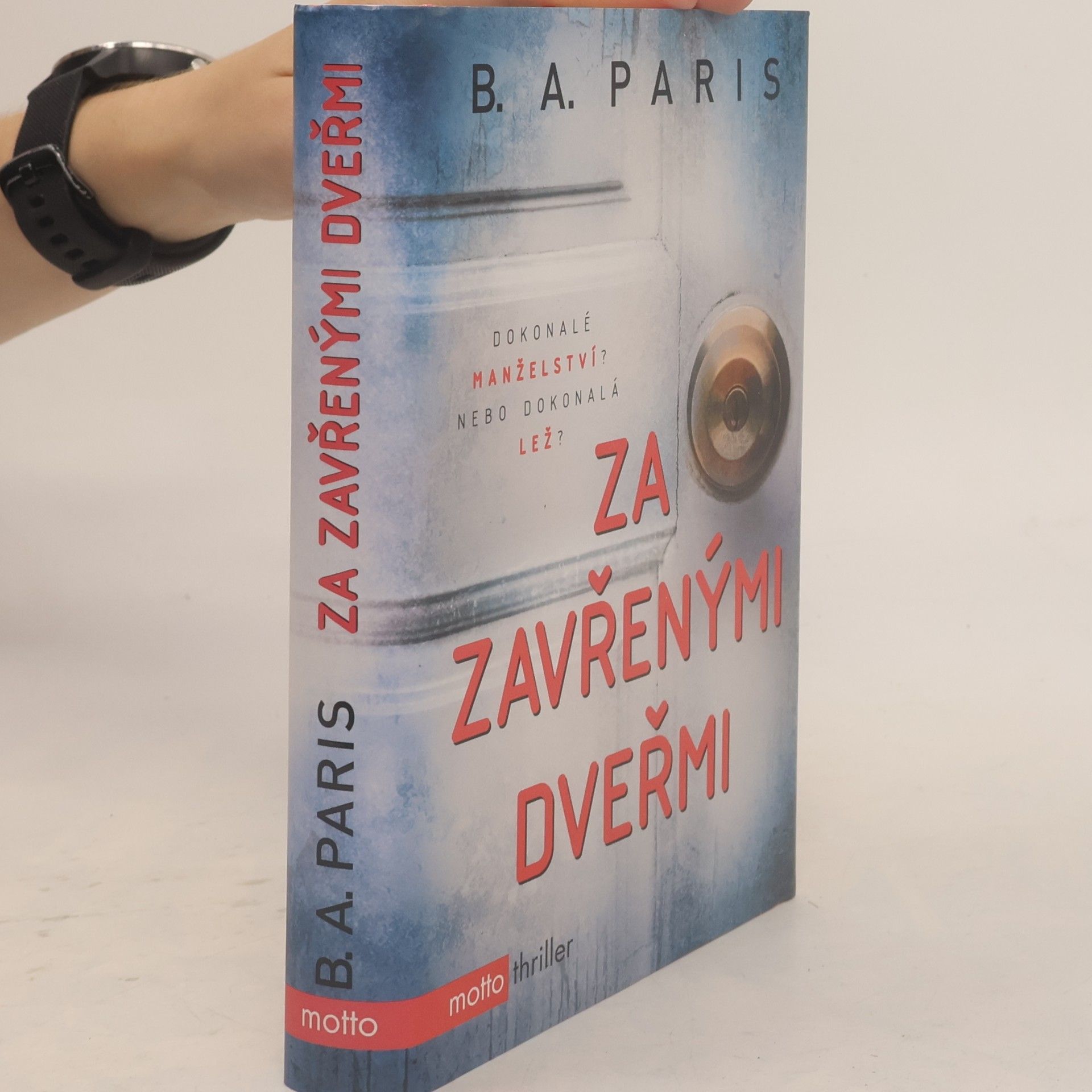 B.A. Paris Za zavřenými dveřmi
