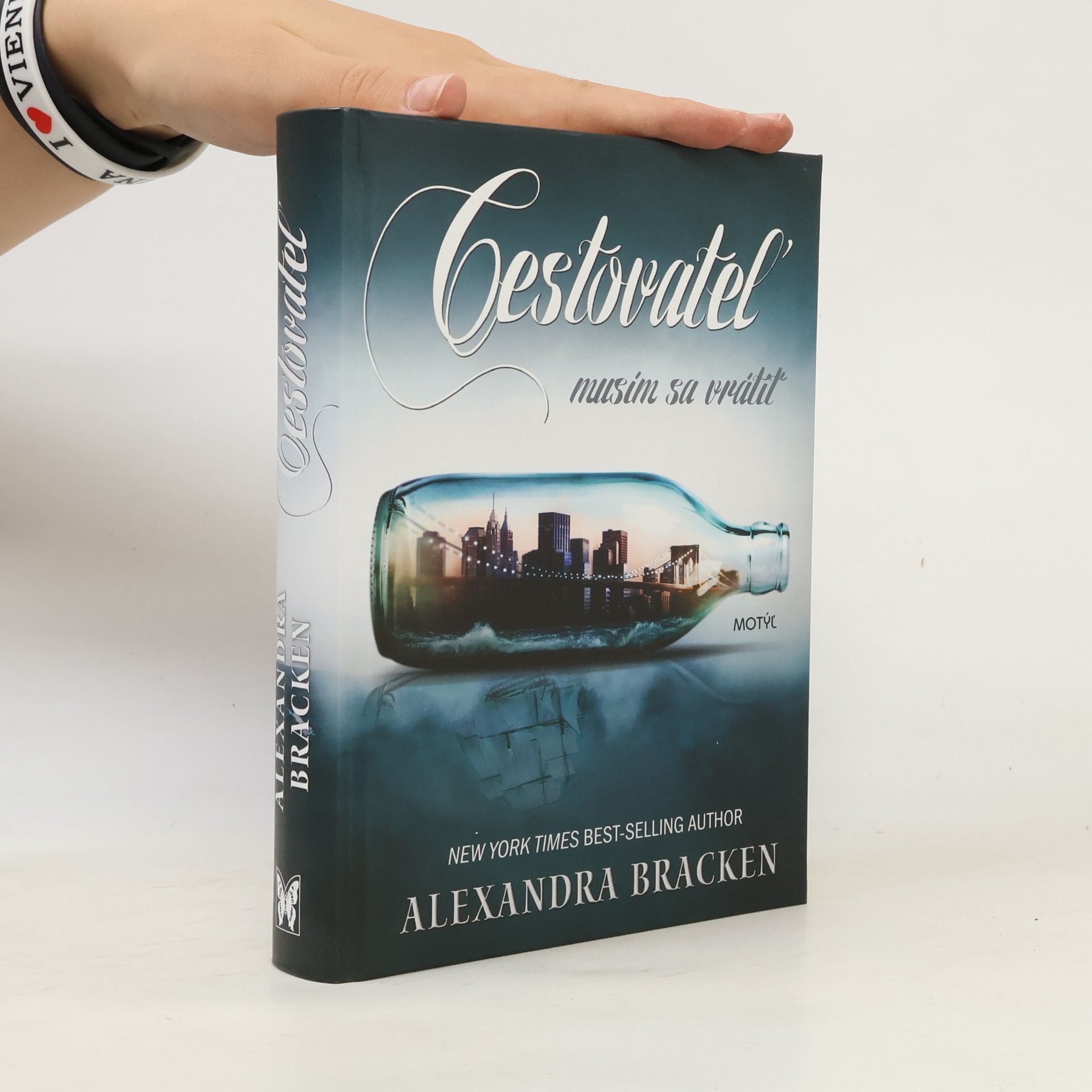 Alexandra Brackenová Cestovateľ