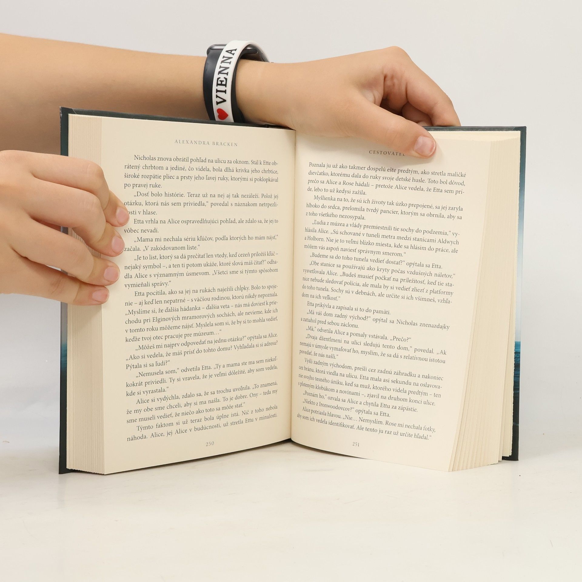 Alexandra Bracken Cestovateľ