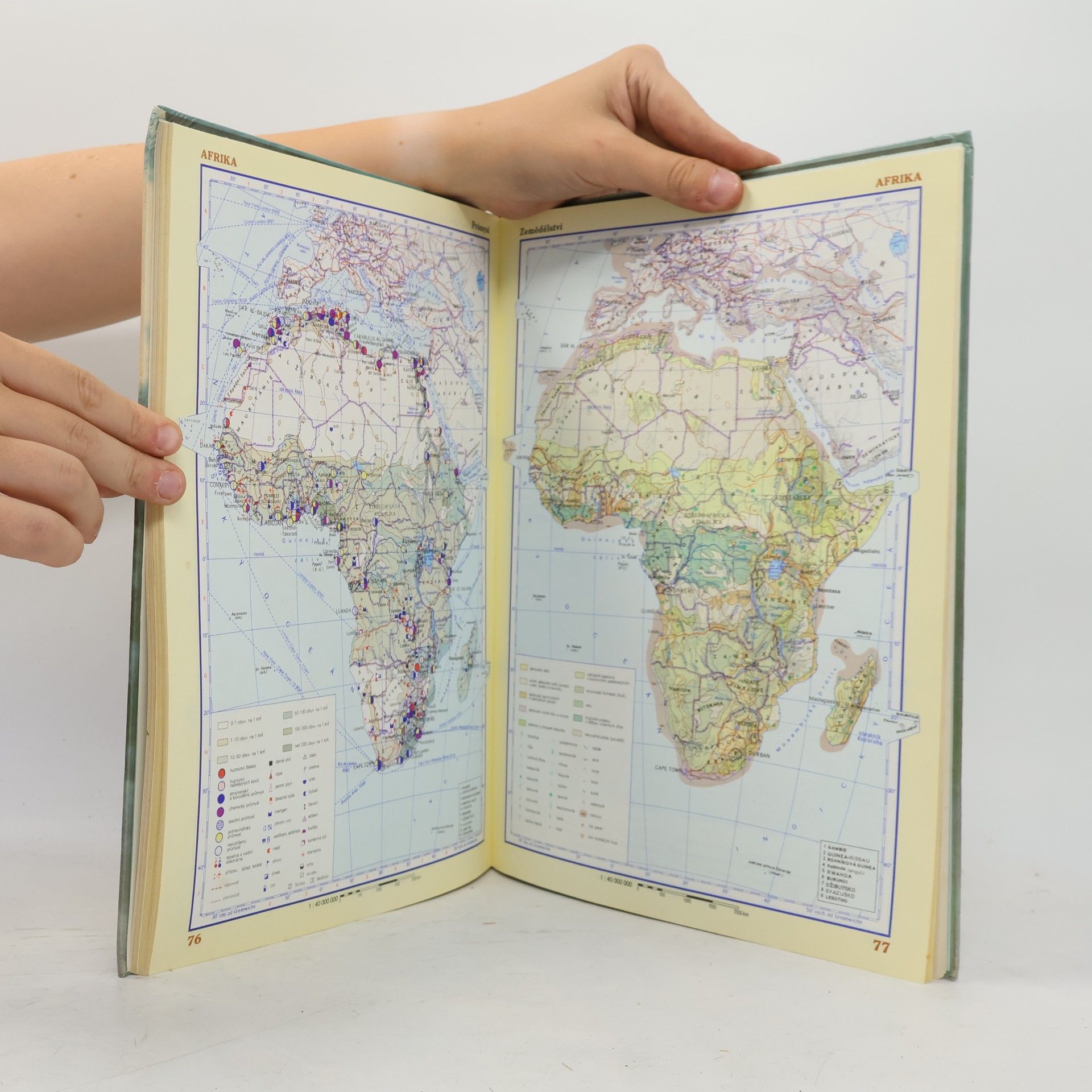 Autorenkollektiv Atlas světa