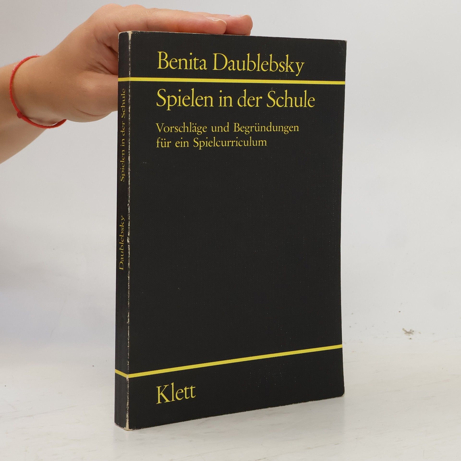 Benita Daublebsky Spielen in der Schule