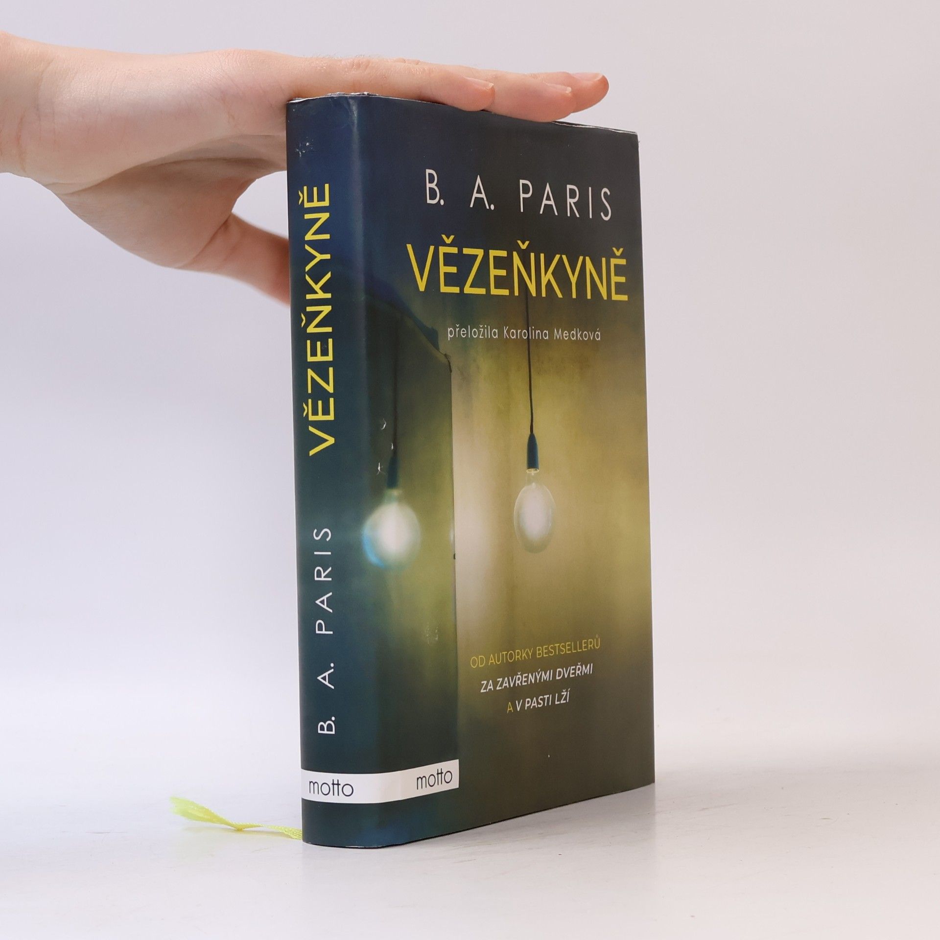 B. A. Paris Vězenkyně