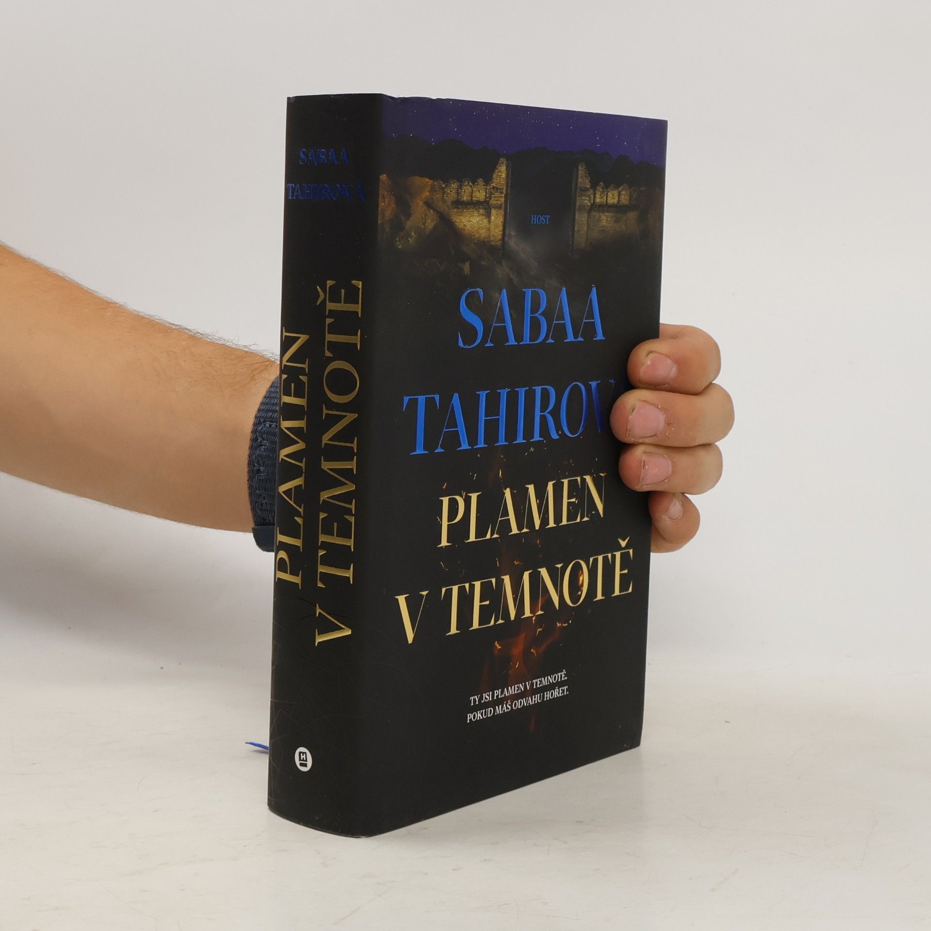 Sabaa Tahir Plamen v temnotě