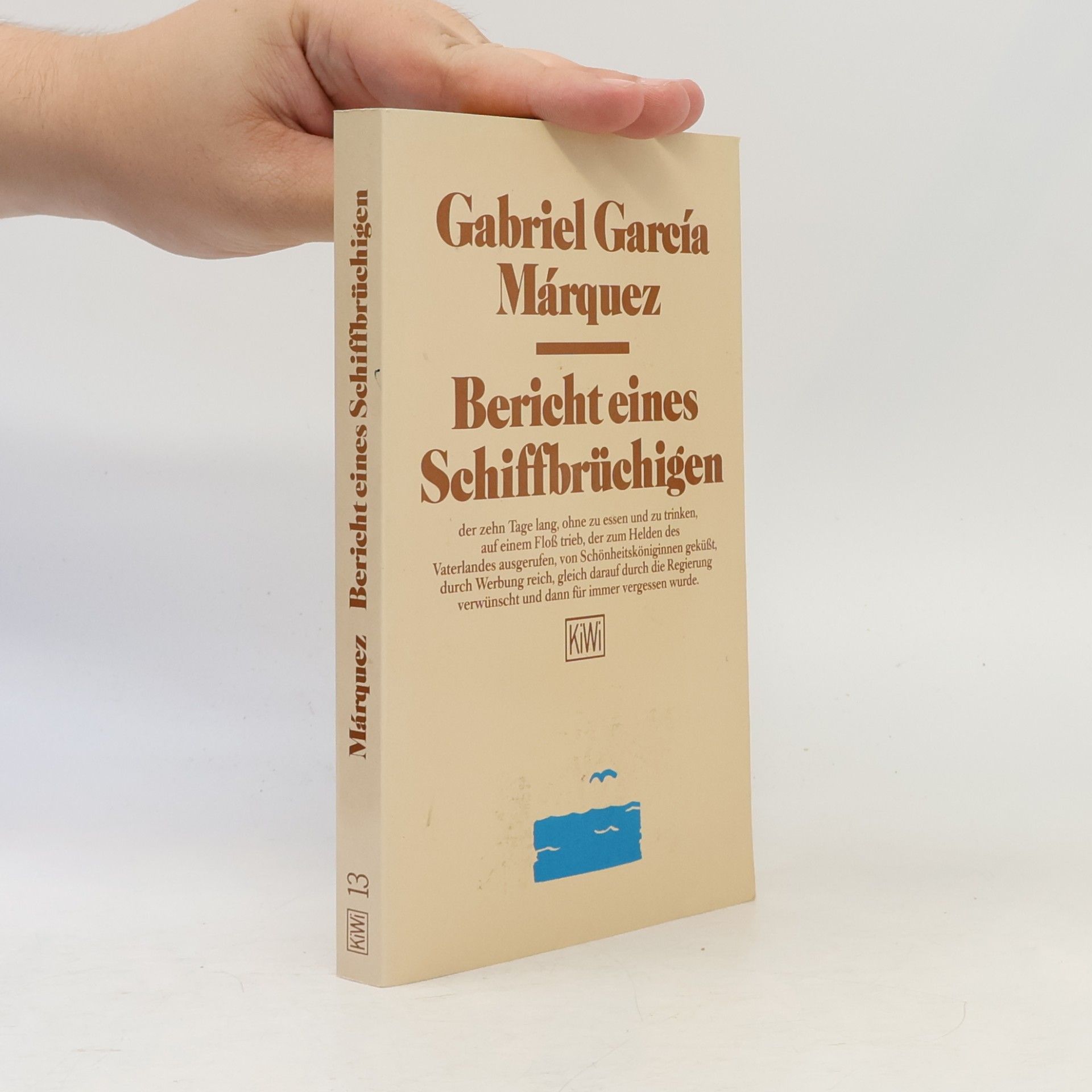 Gabriel García Márquez Bericht eines Schiffbrüchigen, der zehn Tage lang, ohne zu essen und zu trinken, auf einem Floss trieb, der zum Helden des Vaterlandes ausgerufen, von Schönheitsköniginnen geküsst, durch Werbung reich, gleich darauf durch die Regierung verwünscht und dann für immer vergessen wurde